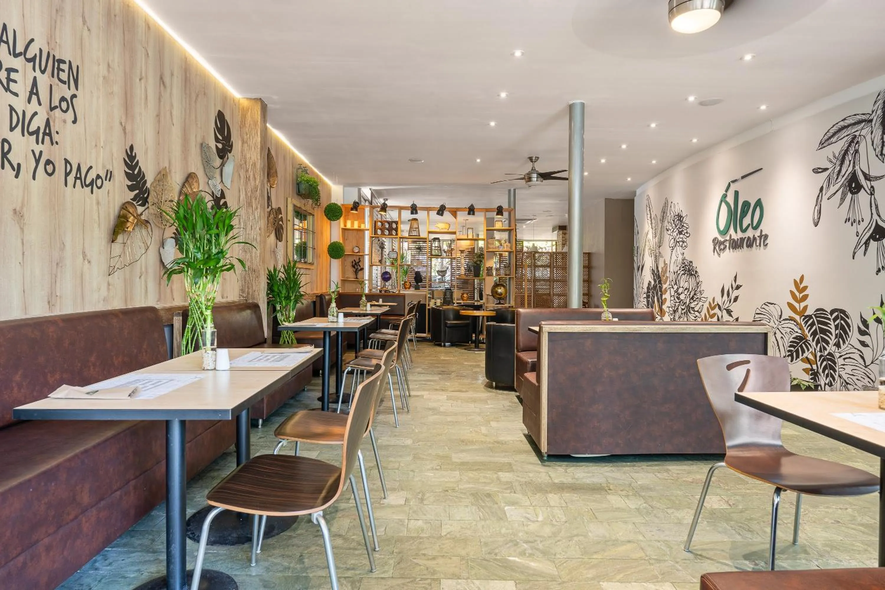 Restaurant/places to eat in Novelty Suites Hotel - Oviedo Mall