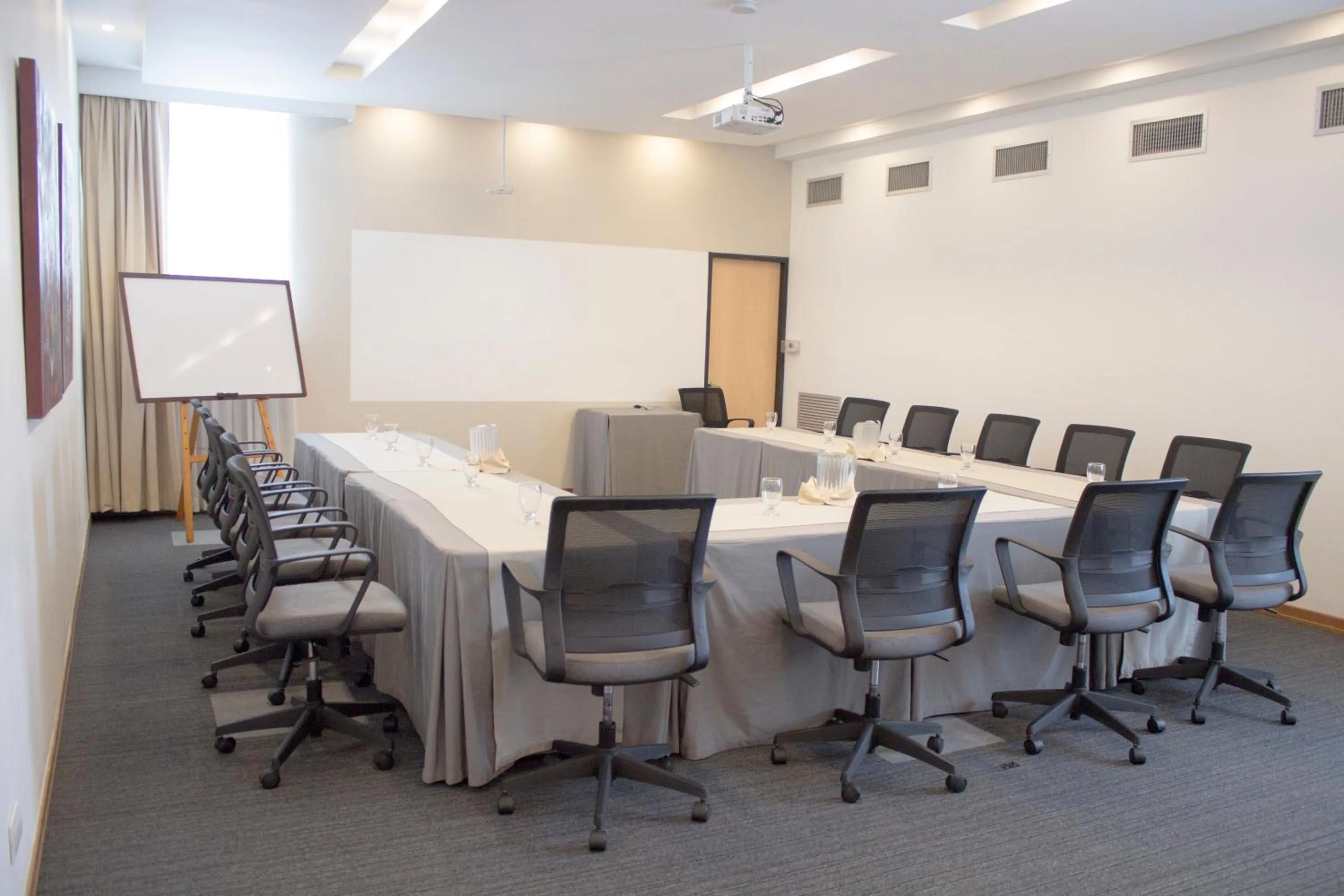 Meeting/conference room in Novelty Suites Hotel - Oviedo Mall