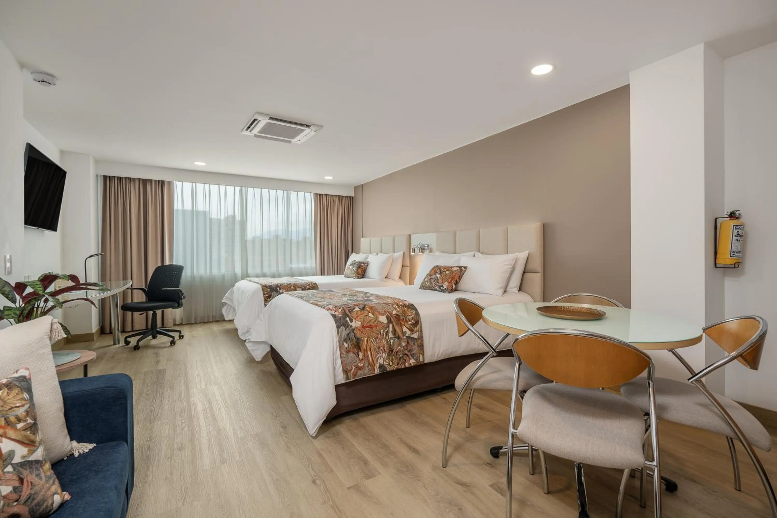 Photo of the whole room, Bed in Novelty Suites Hotel - Oviedo Mall