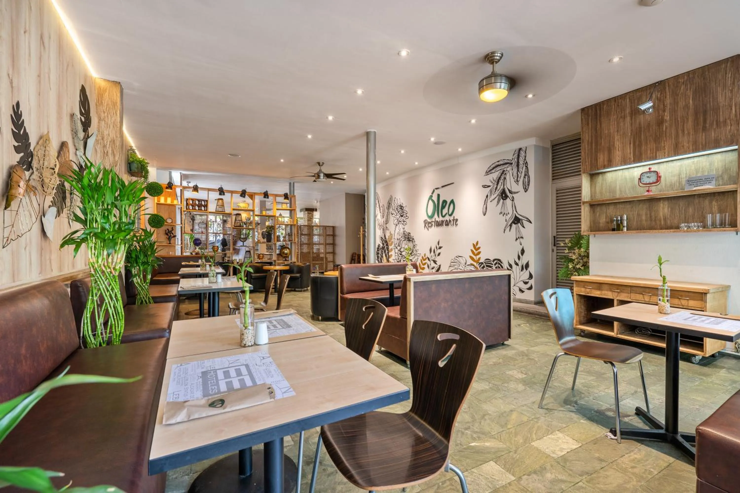 Restaurant/places to eat in Novelty Suites Hotel - Oviedo Mall