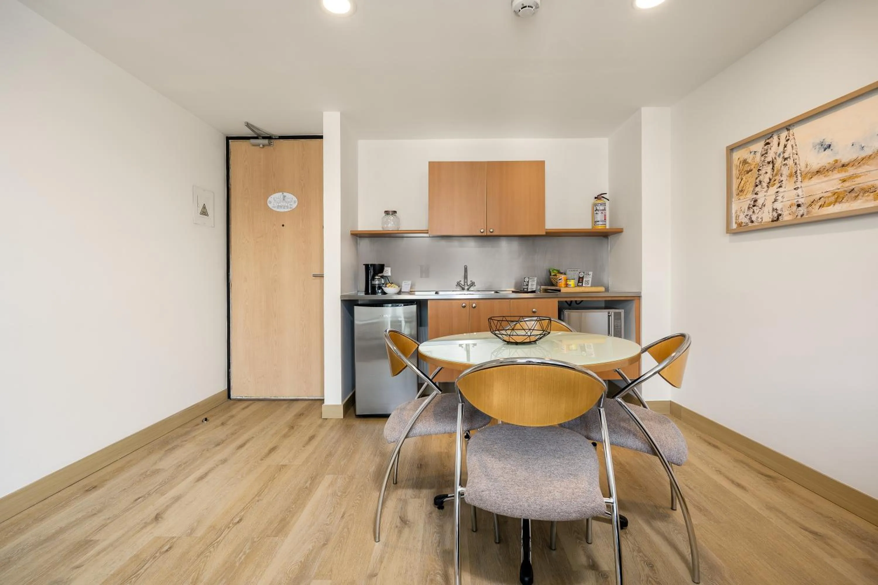Dining area in Novelty Suites Hotel - Oviedo Mall