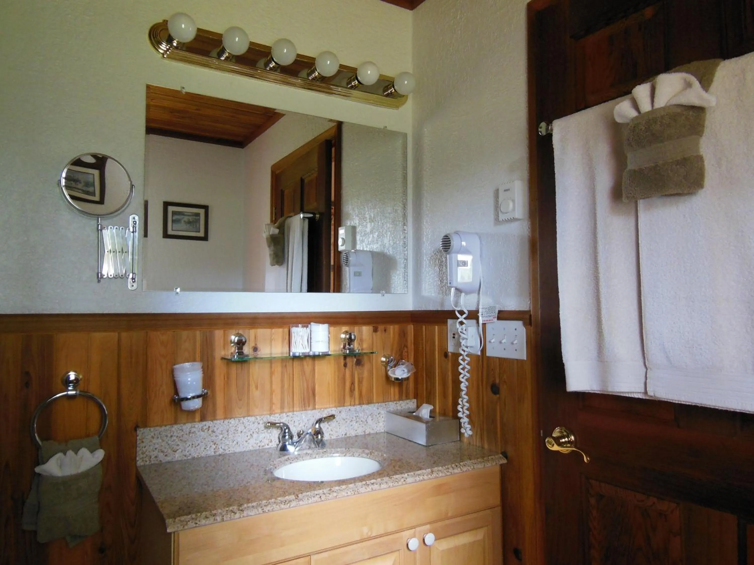 Bathroom in Blue Grouse Country Inn