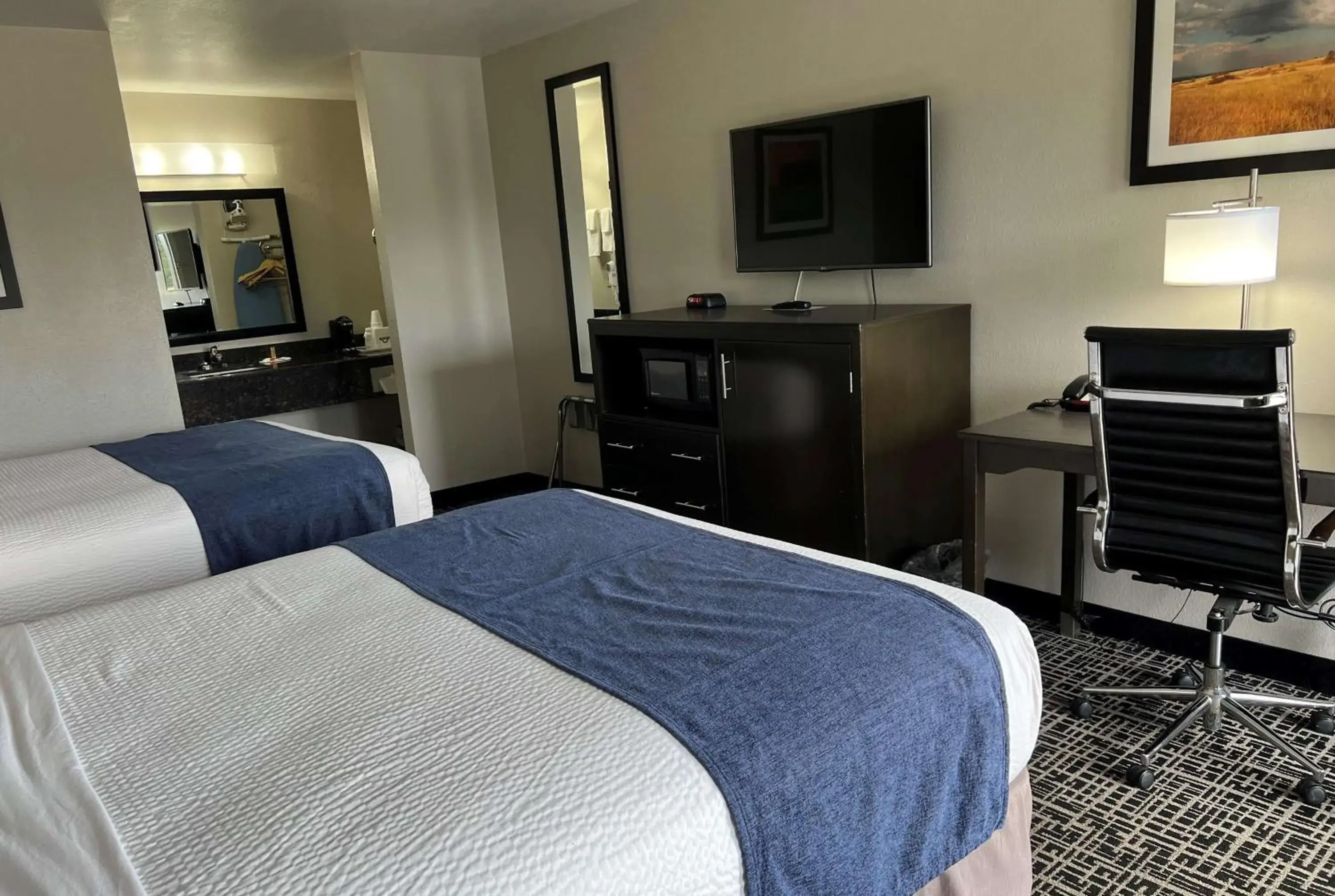 Photo of the whole room, Bed in Days Inn by Wyndham Grove Photo of the whole room, Bed in Days Inn by Wyndham Grove