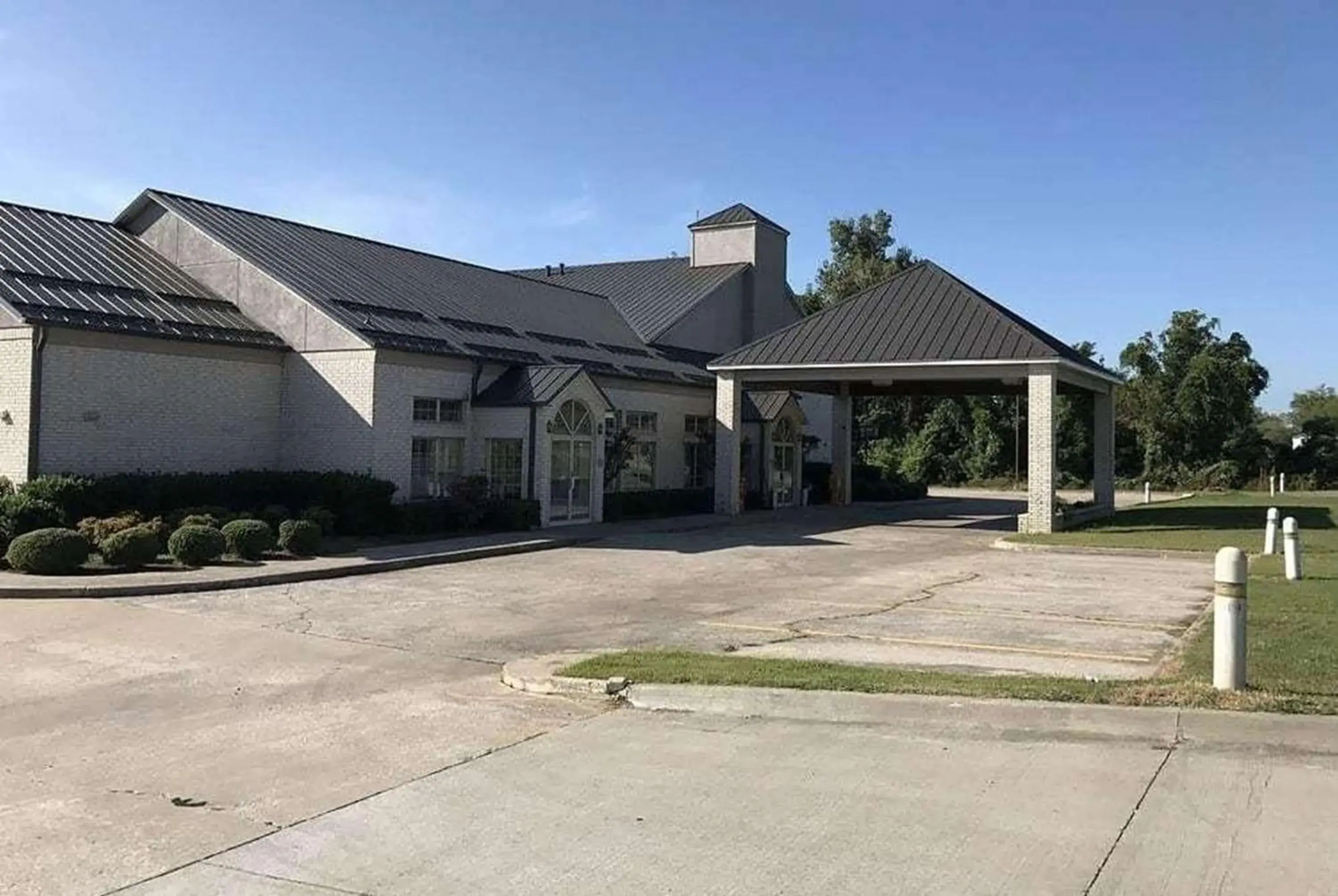 Property building in Days Inn by Wyndham Grove Property building in Days Inn by Wyndham Grove