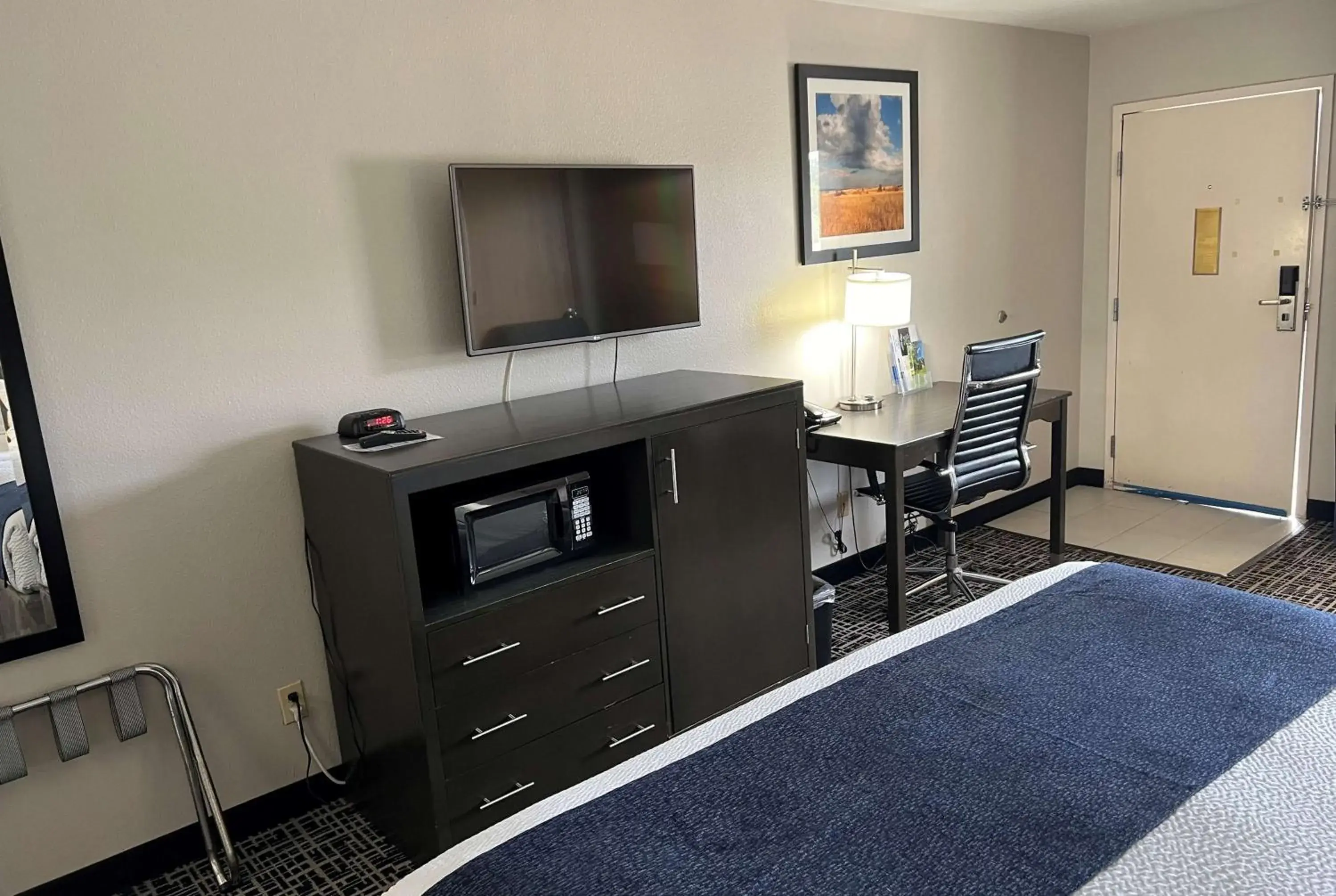 Photo of the whole room, Bed in Days Inn by Wyndham Grove Photo of the whole room, Bed in Days Inn by Wyndham Grove