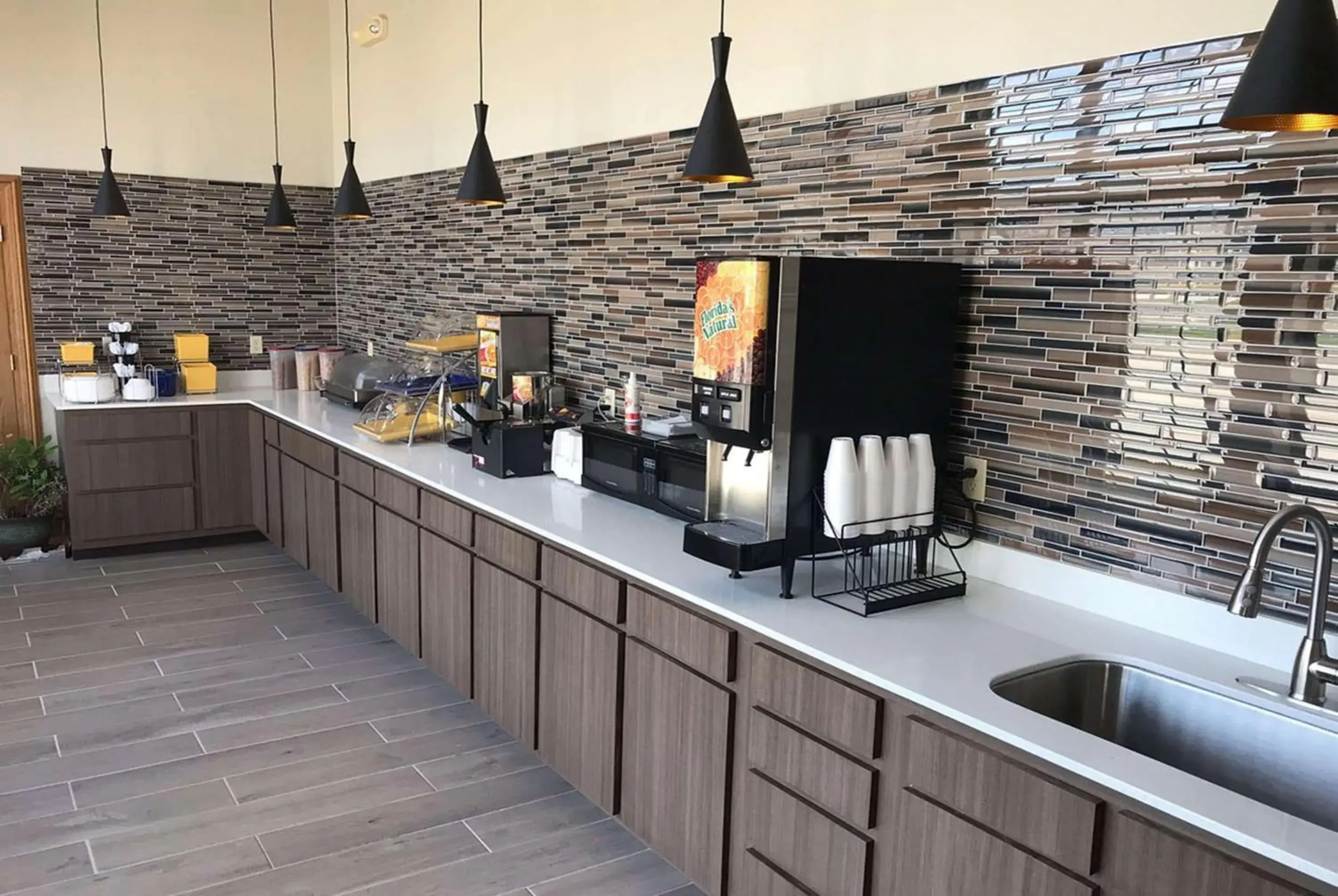 Property building in Days Inn by Wyndham Grove Property building in Days Inn by Wyndham Grove