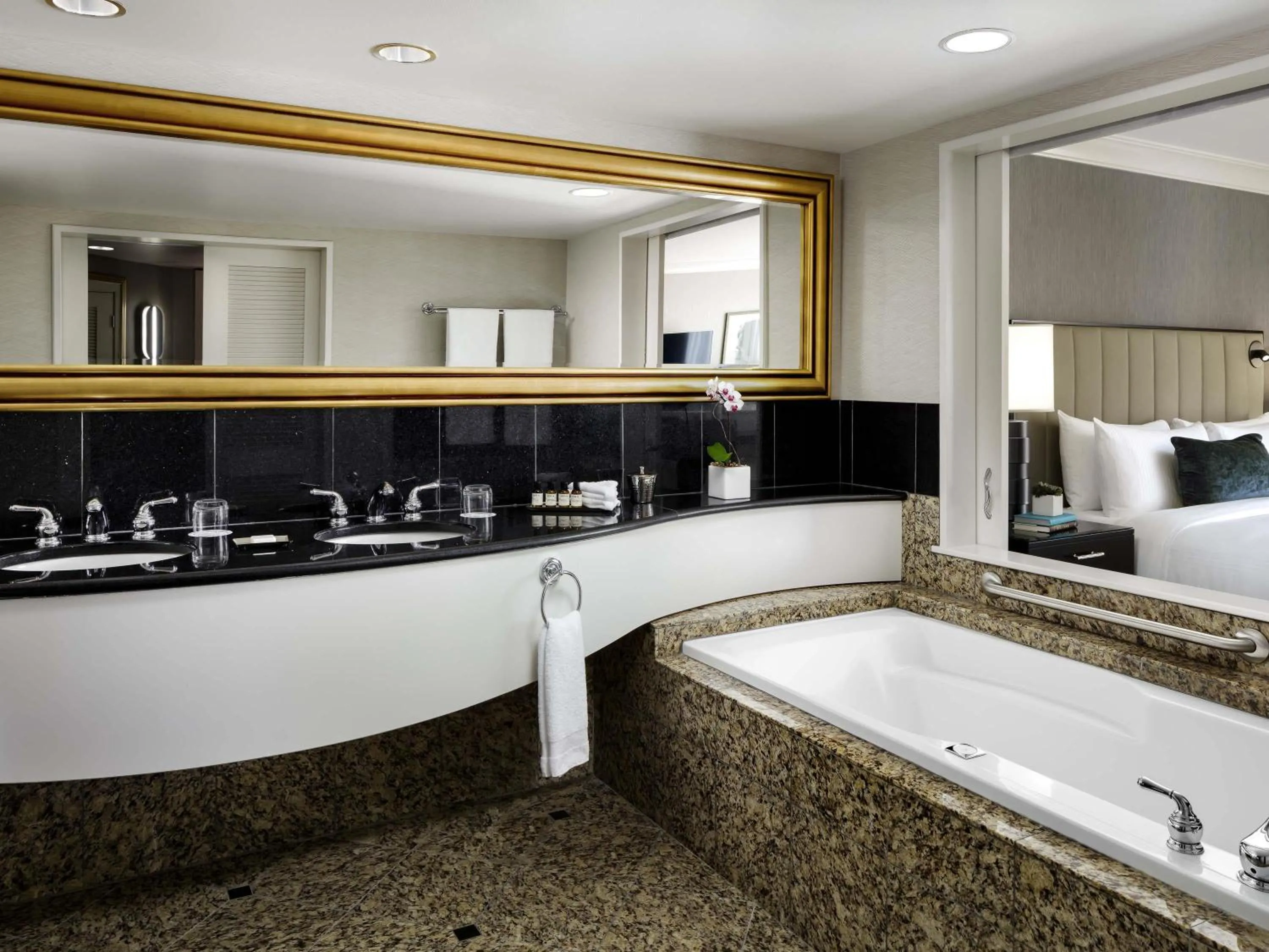 Photo of the whole room in Fairmont Vancouver Airport In-Terminal Hotel