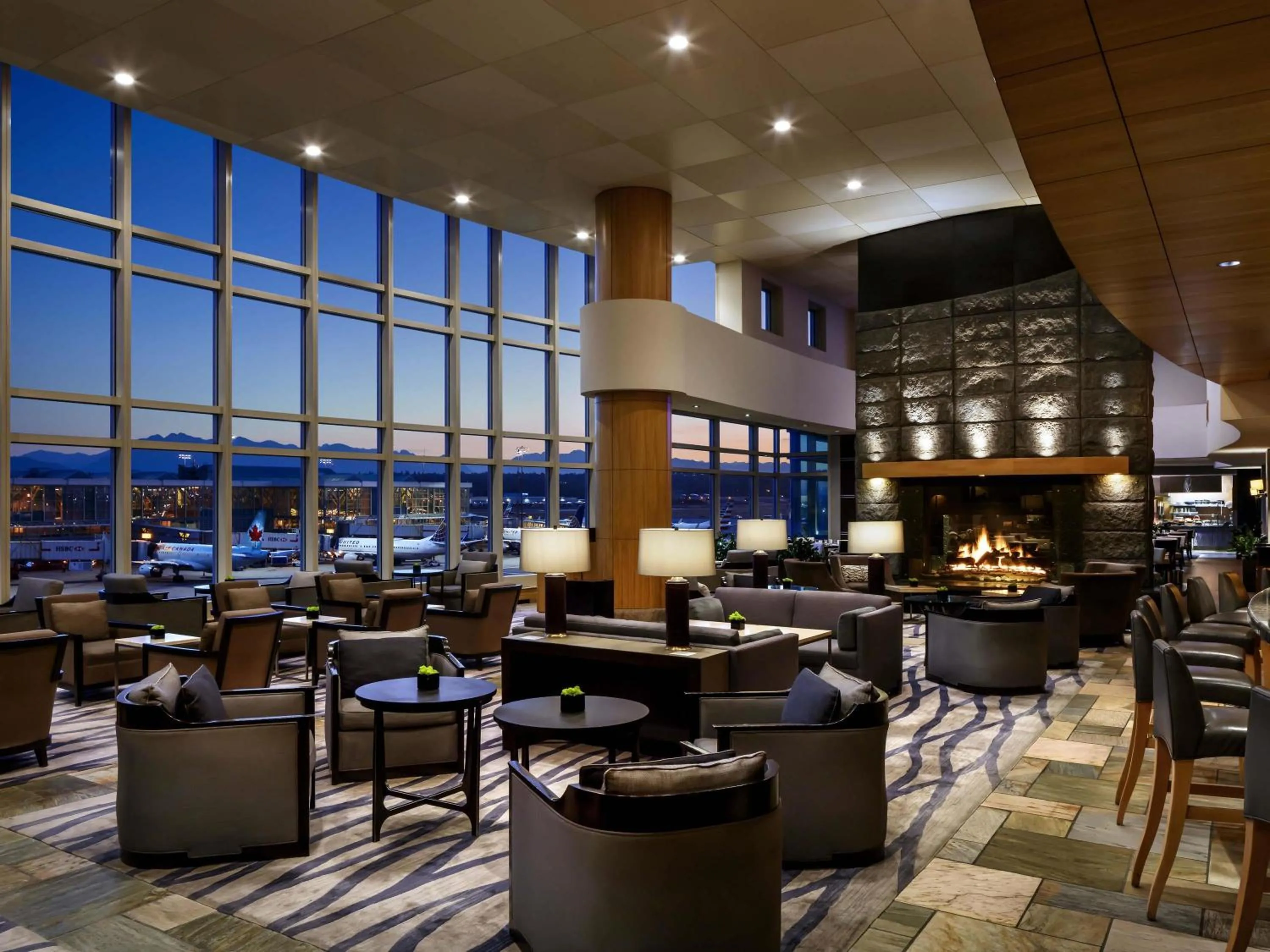 Lounge or bar in Fairmont Vancouver Airport In-Terminal Hotel