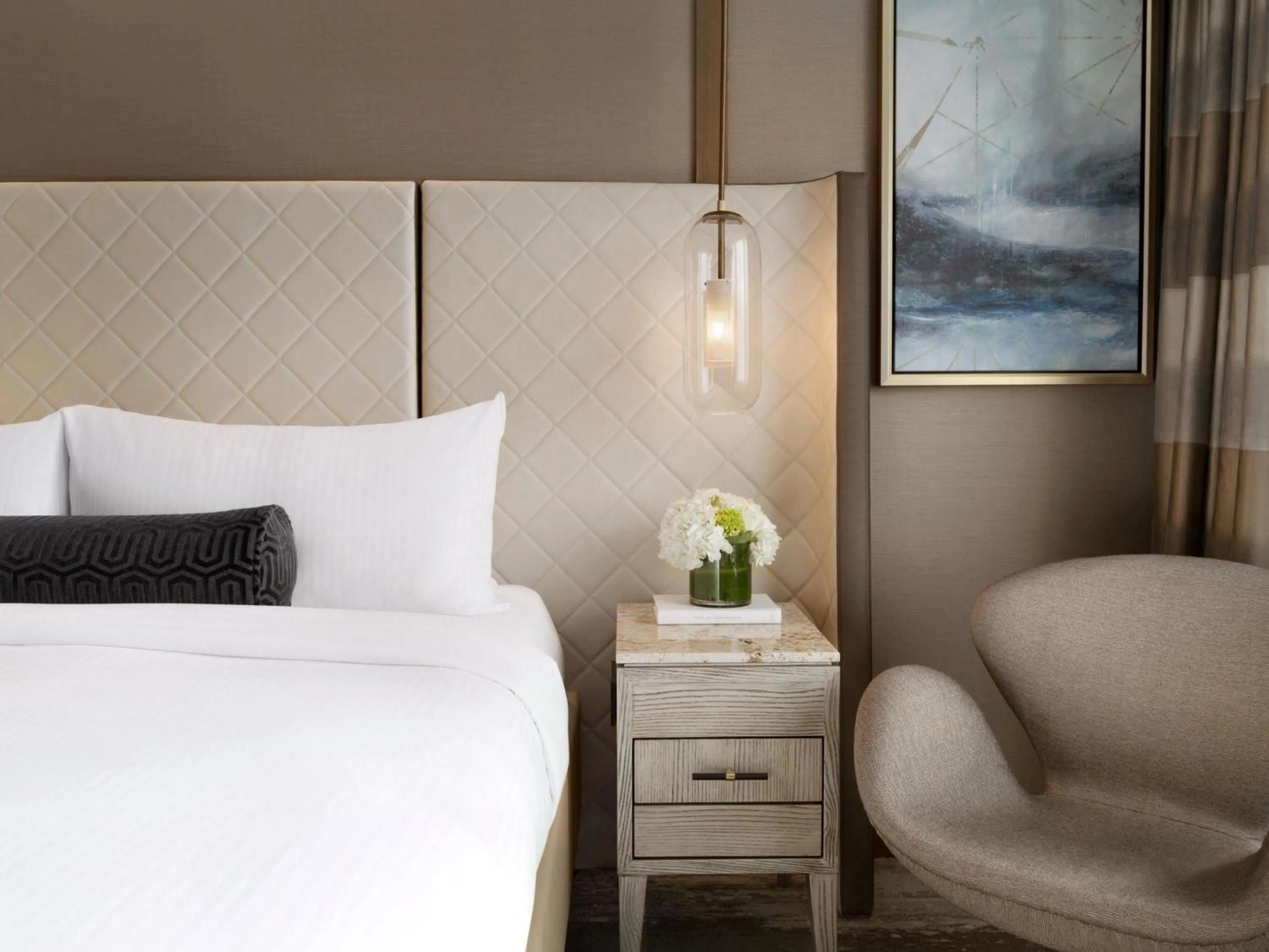 Bedroom, Bed in Fairmont Vancouver Airport In-Terminal Hotel