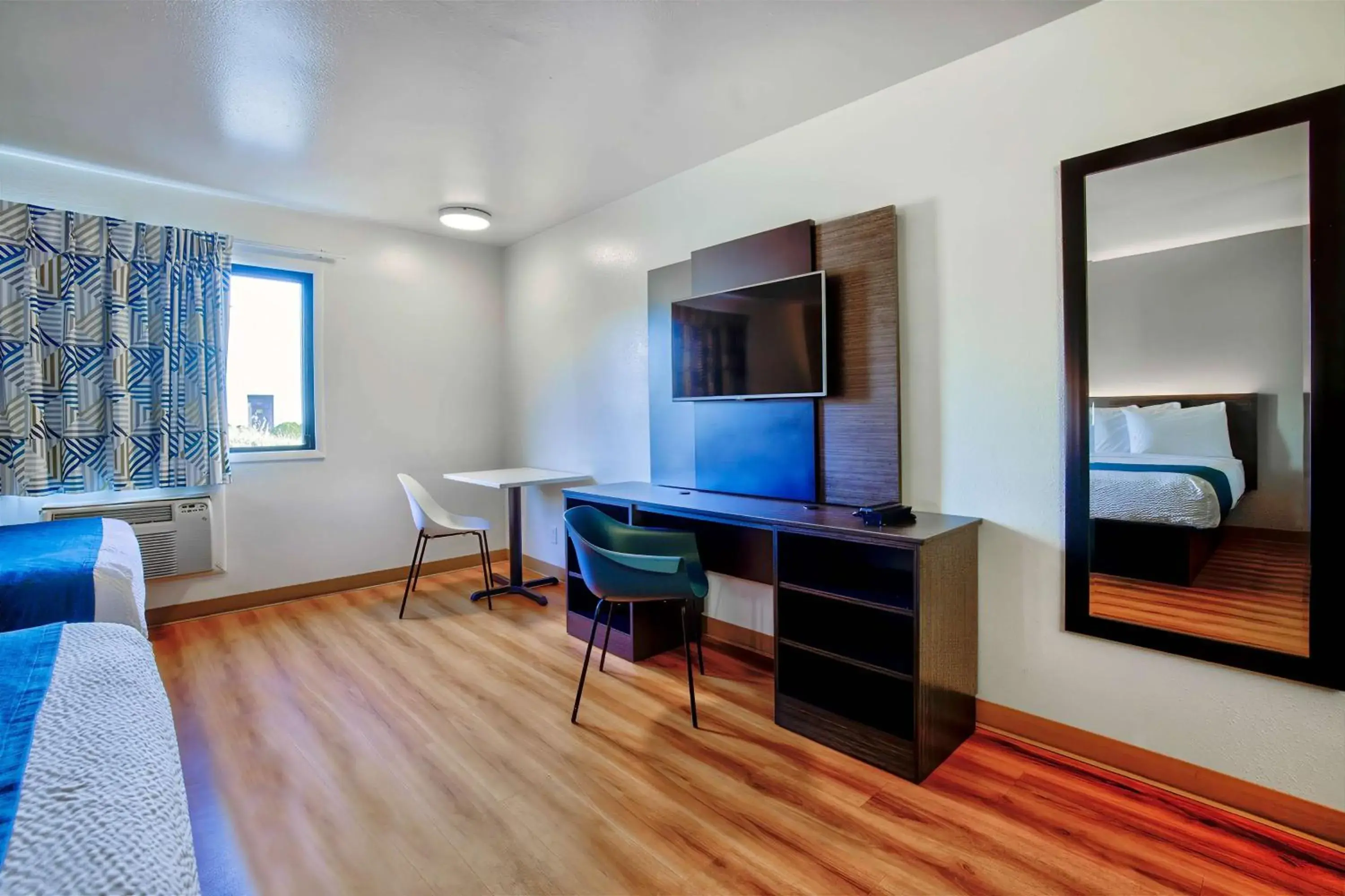 Quadruple Room - Smoking in Motel 6-Duluth, MN Quadruple Room - Smoking in Motel 6-Duluth, MN