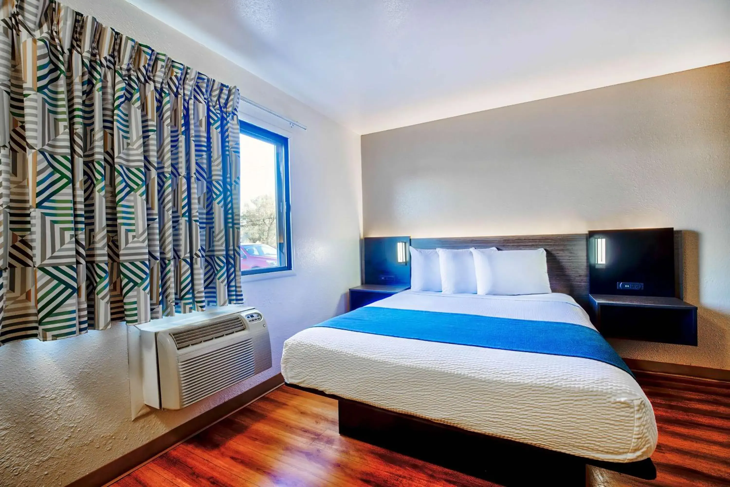 Queen Room in Motel 6-Duluth, MN Queen Room in Motel 6-Duluth, MN