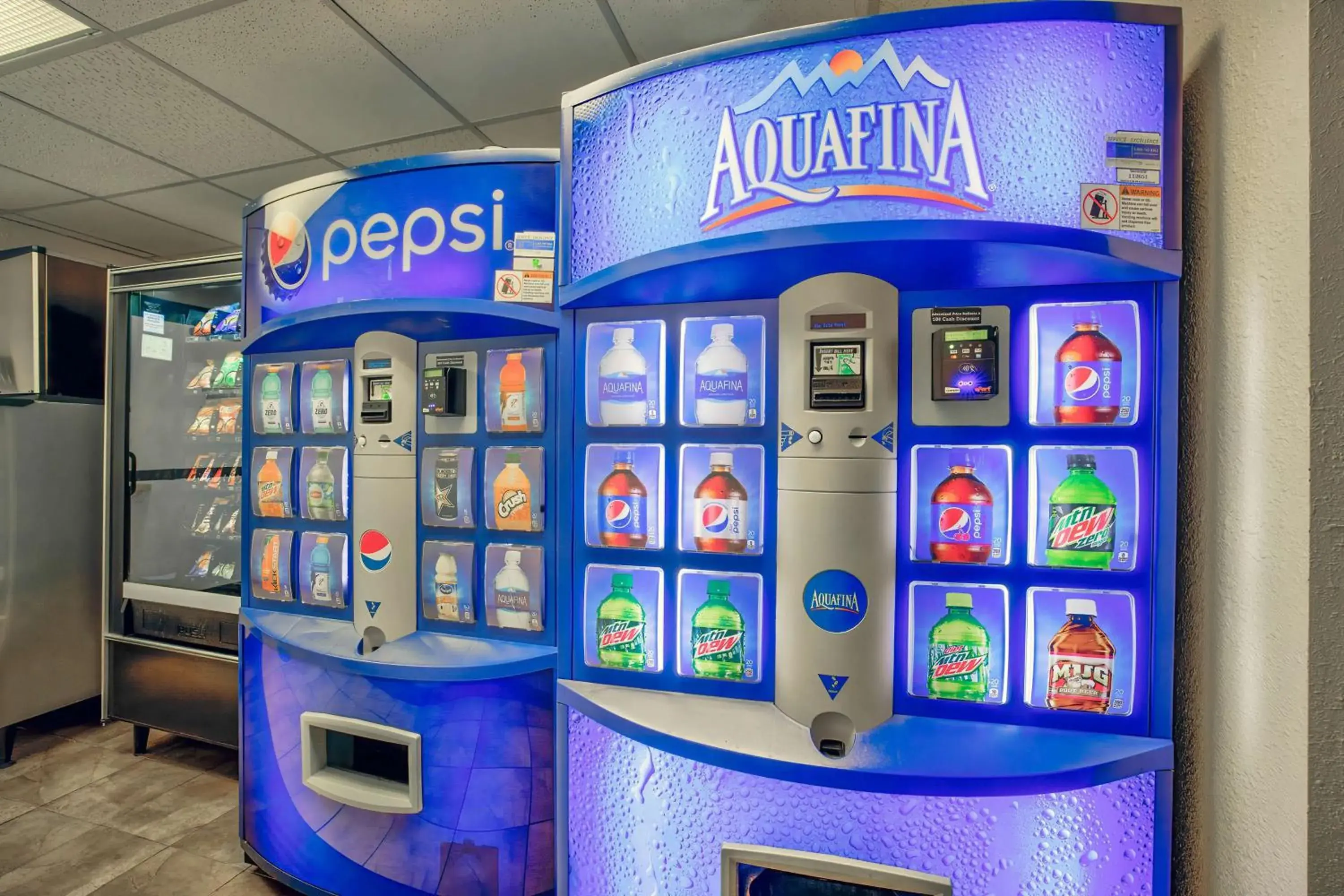 Property building in Motel 6-Duluth, MN Property building in Motel 6-Duluth, MN