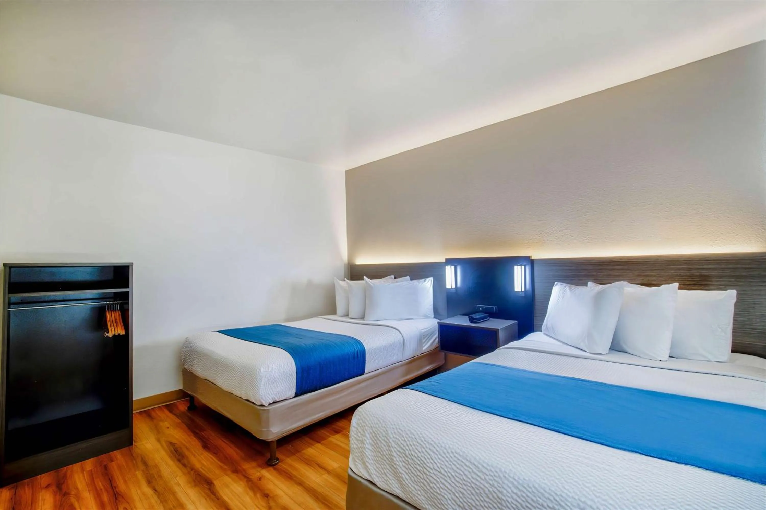 Bedroom, Bed in Motel 6-Duluth, MN