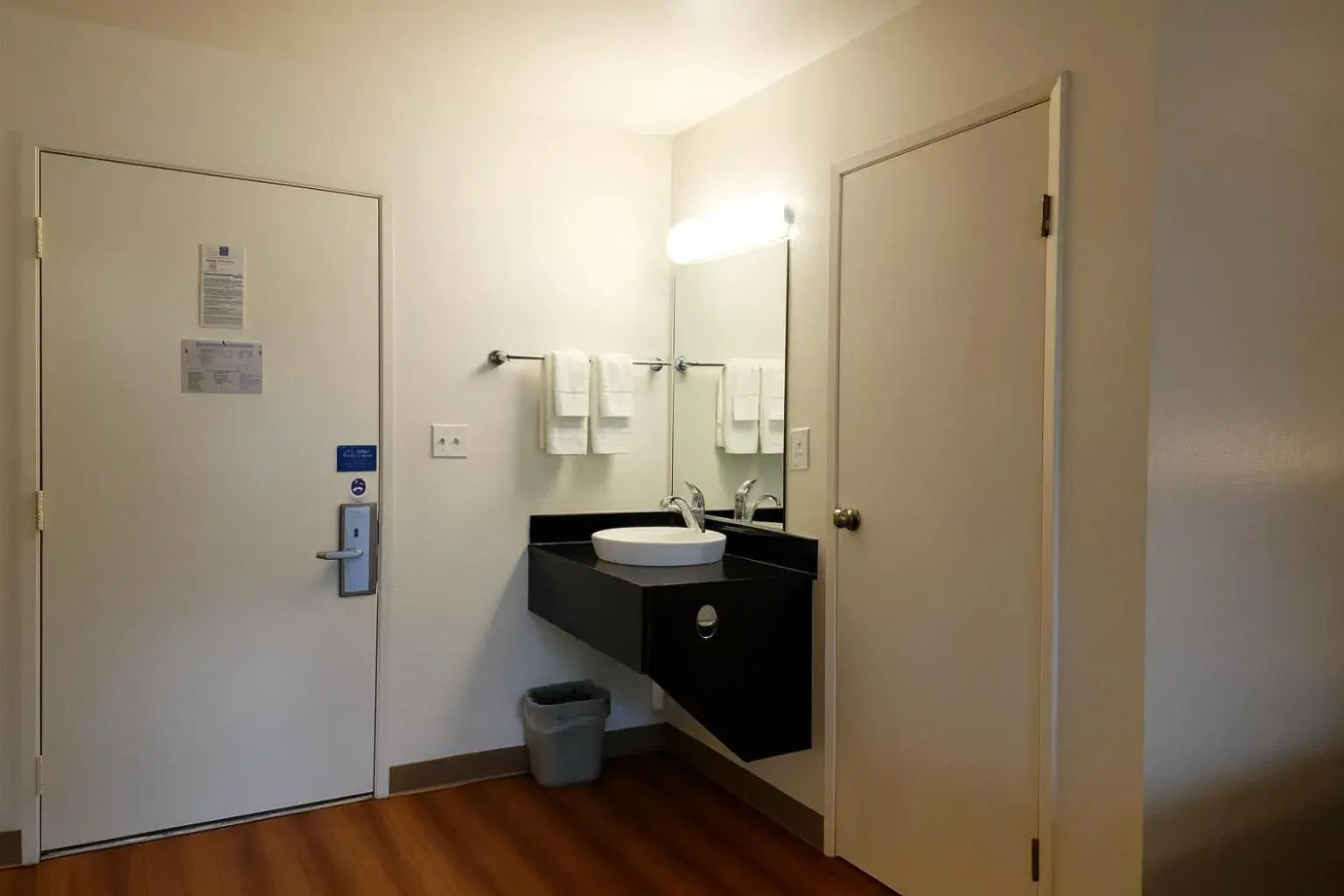 Deluxe Quadruple Room - Smoking in Motel 6-Duluth, MN Deluxe Quadruple Room - Smoking in Motel 6-Duluth, MN