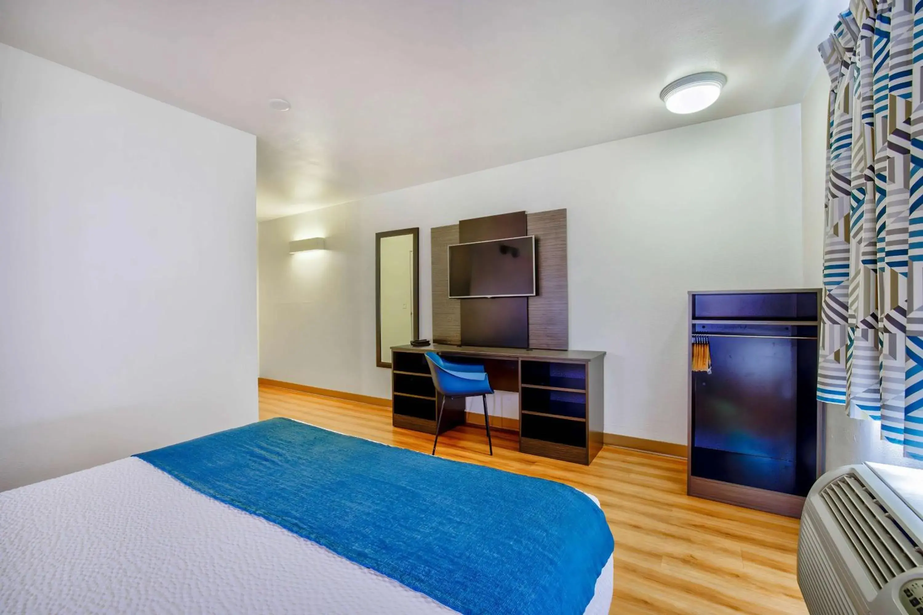 Bedroom, Bed in Motel 6-Duluth, MN Bedroom, Bed in Motel 6-Duluth, MN