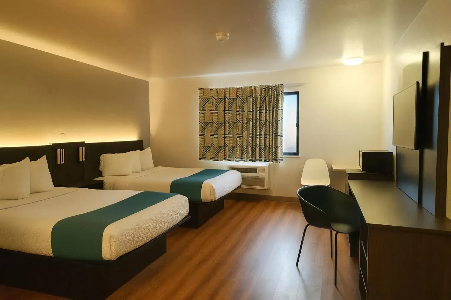 Deluxe Quadruple Room in Motel 6-Duluth, MN Deluxe Quadruple Room in Motel 6-Duluth, MN