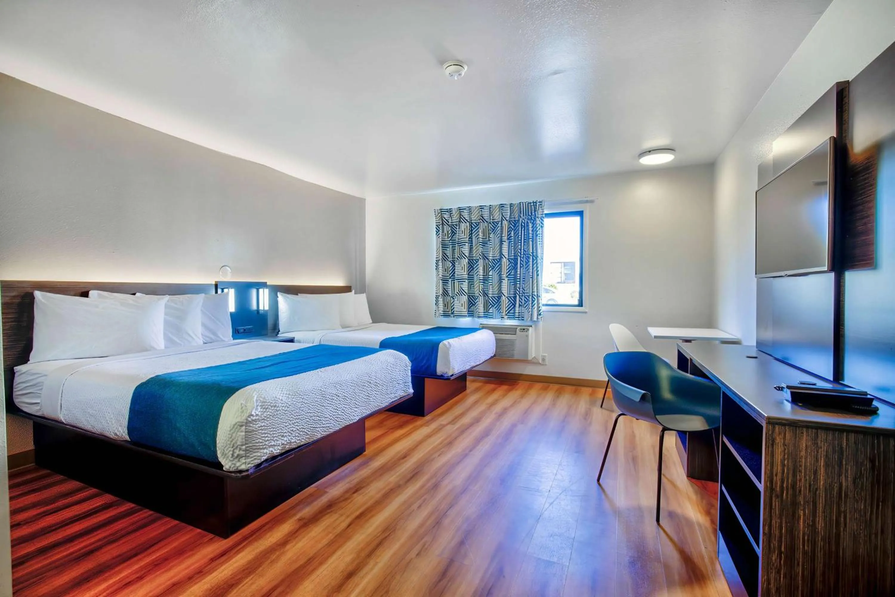 Bedroom, Bed in Motel 6-Duluth, MN