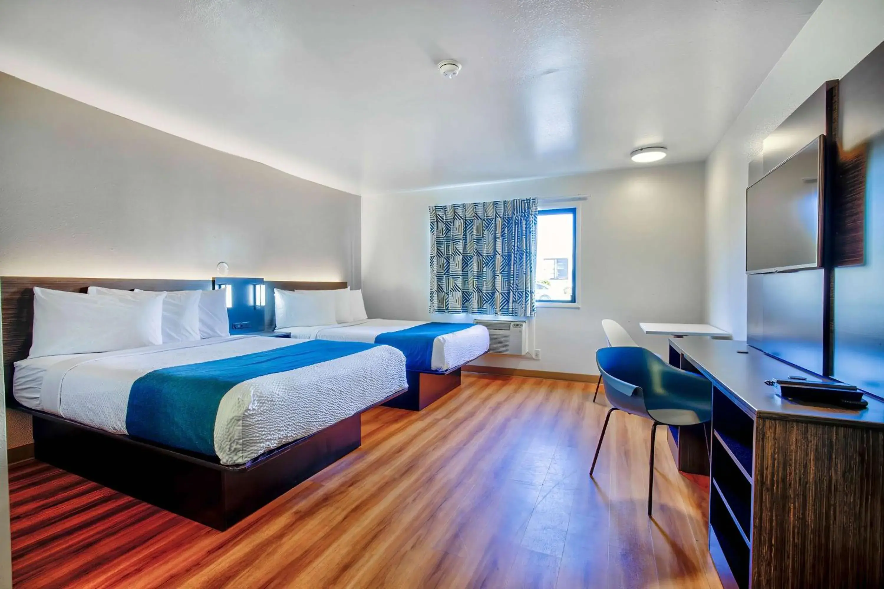 Bedroom, Bed in Motel 6-Duluth, MN Bedroom, Bed in Motel 6-Duluth, MN