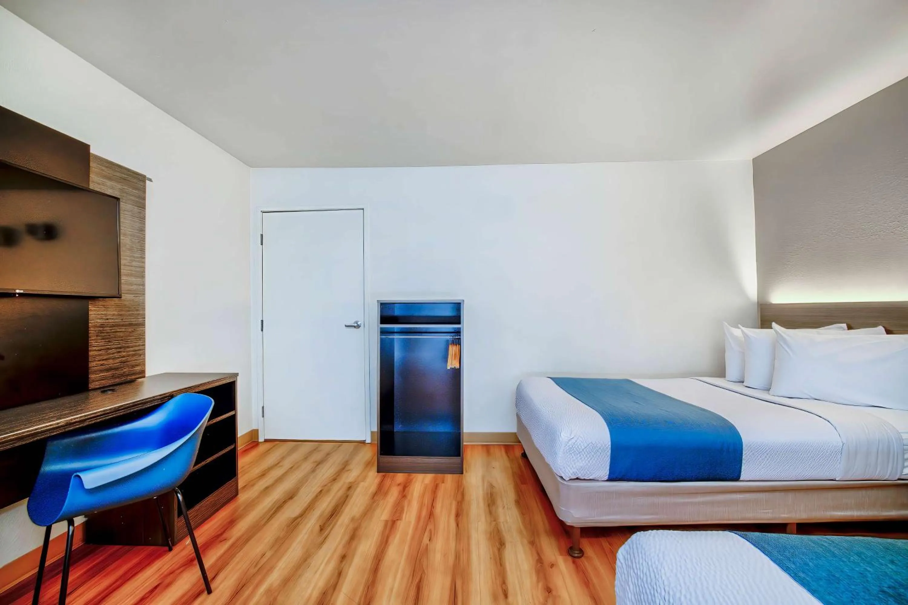 Bedroom, Bed in Motel 6-Duluth, MN