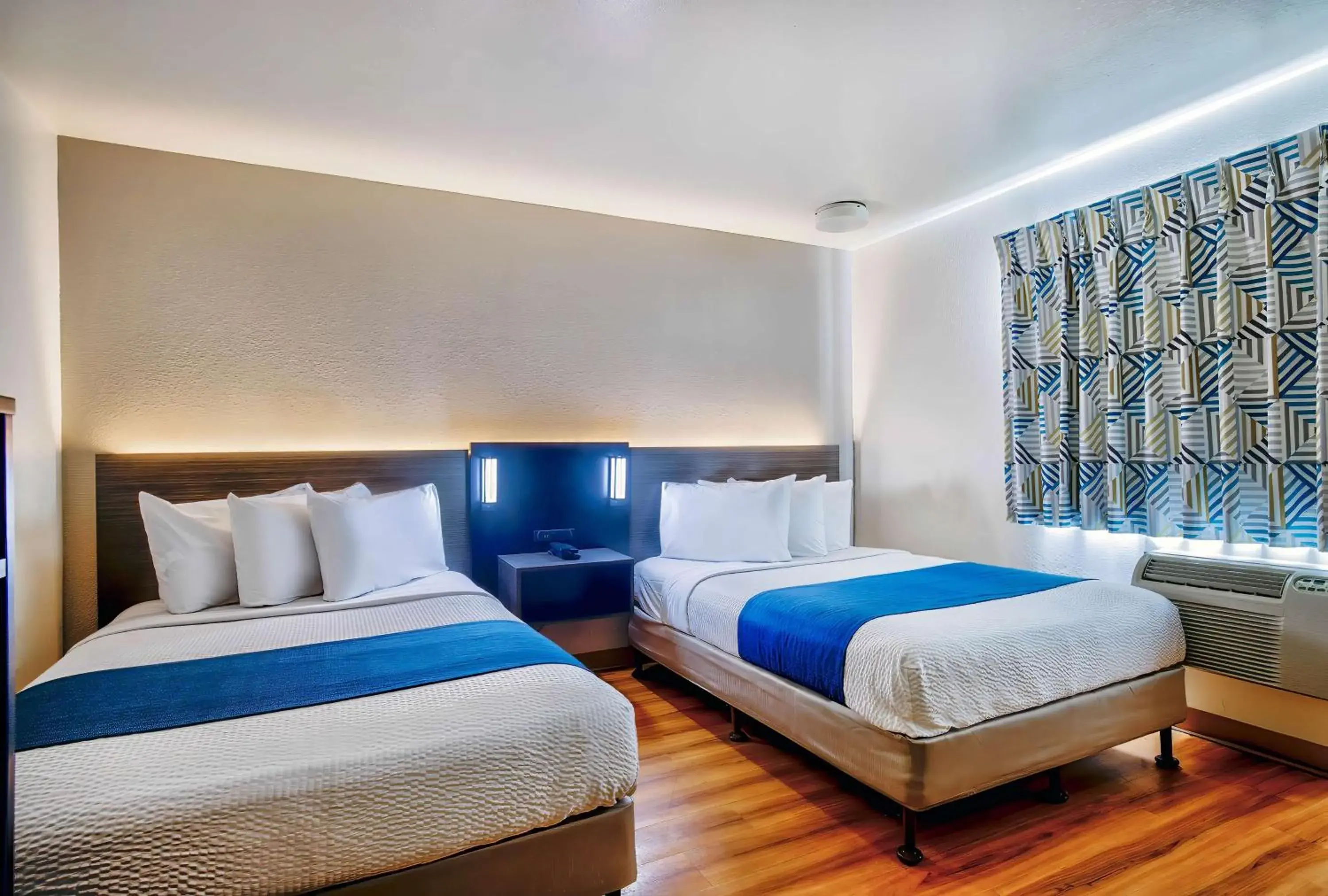 Bedroom, Bed in Motel 6-Duluth, MN Bedroom, Bed in Motel 6-Duluth, MN