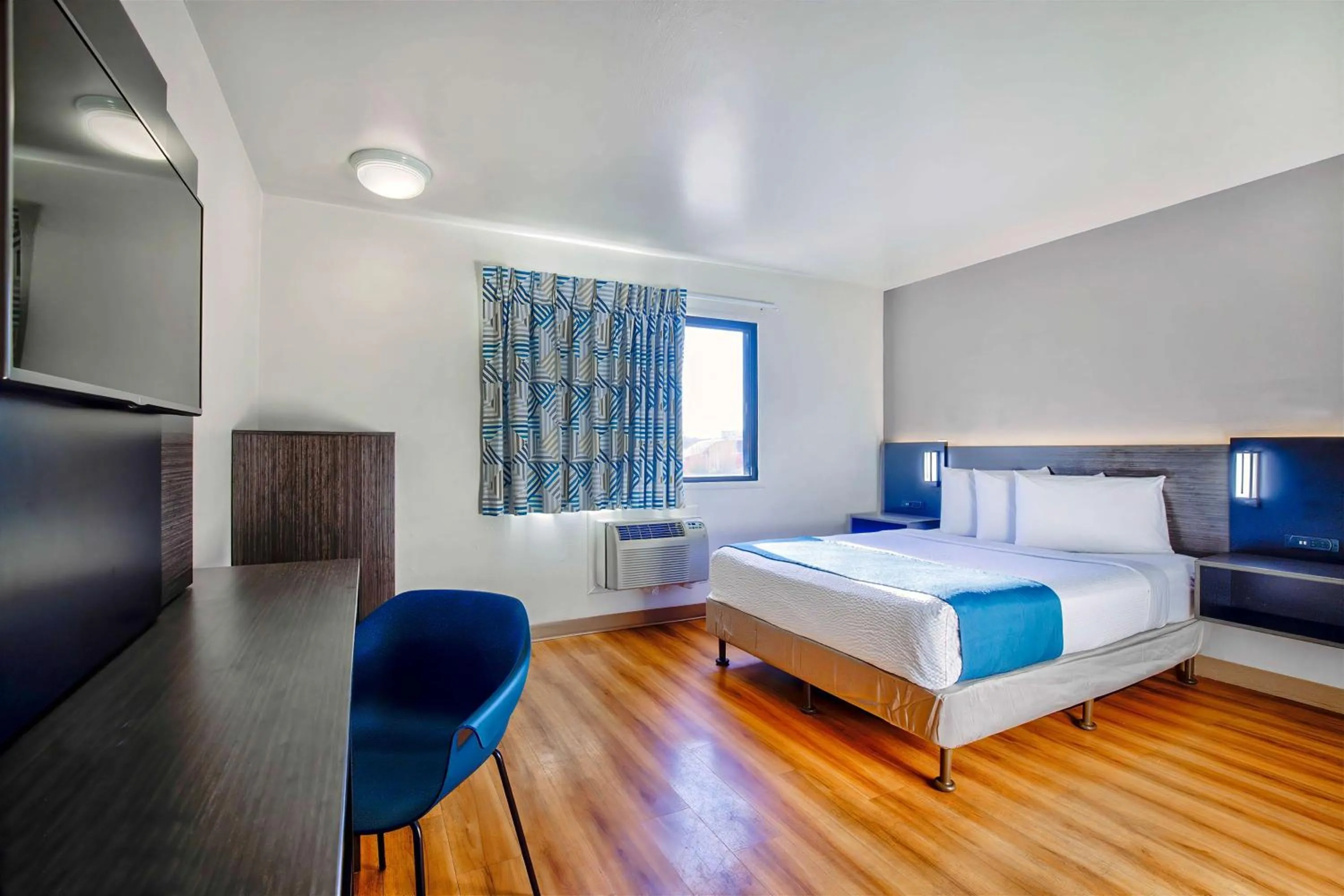 Photo of the whole room, Bed in Motel 6-Duluth, MN