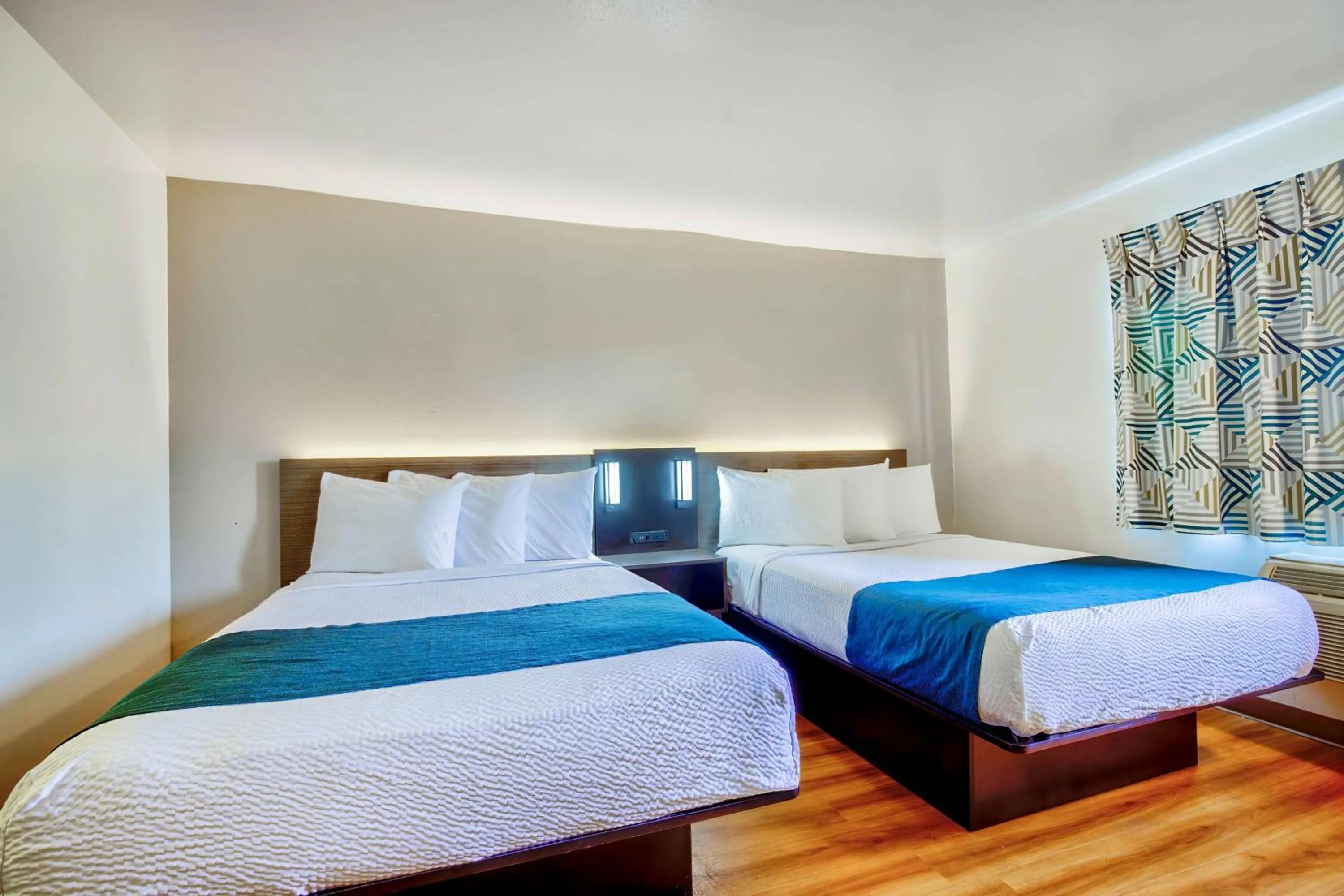 Bedroom, Bed in Motel 6-Duluth, MN