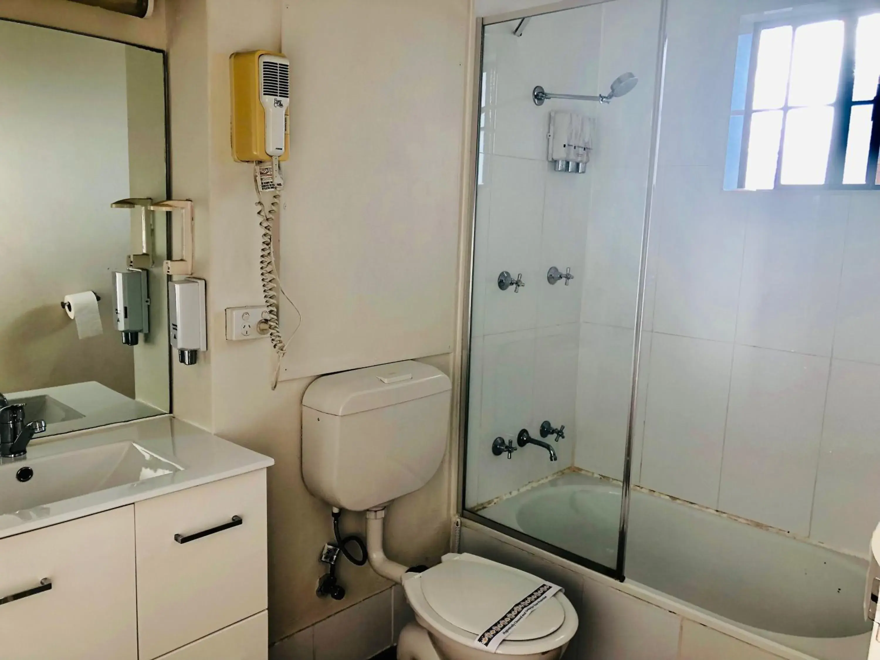Bathroom in Campbelltown Colonial Motor Inn
