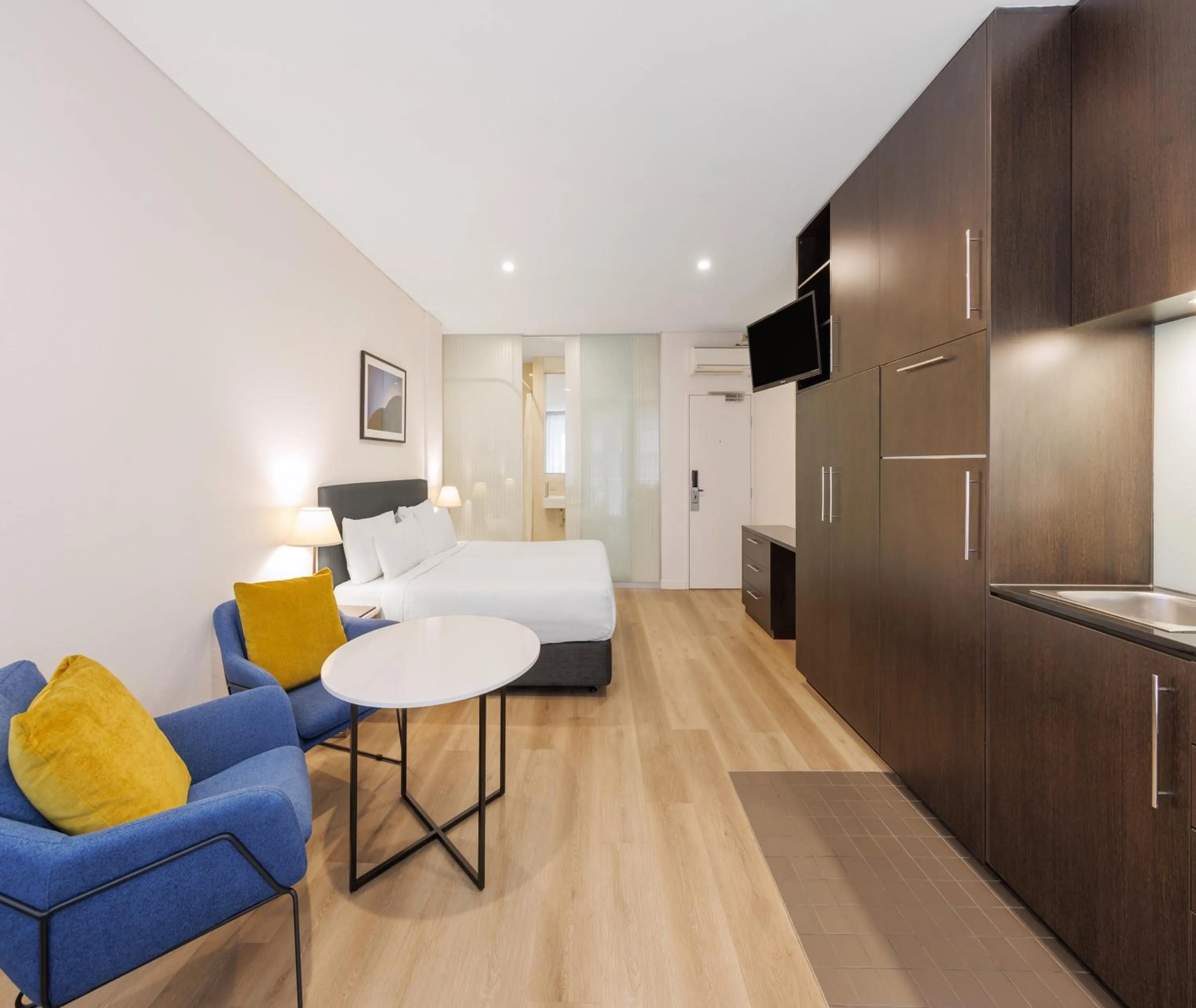 Guests in Oaks Melbourne on Collins Suites