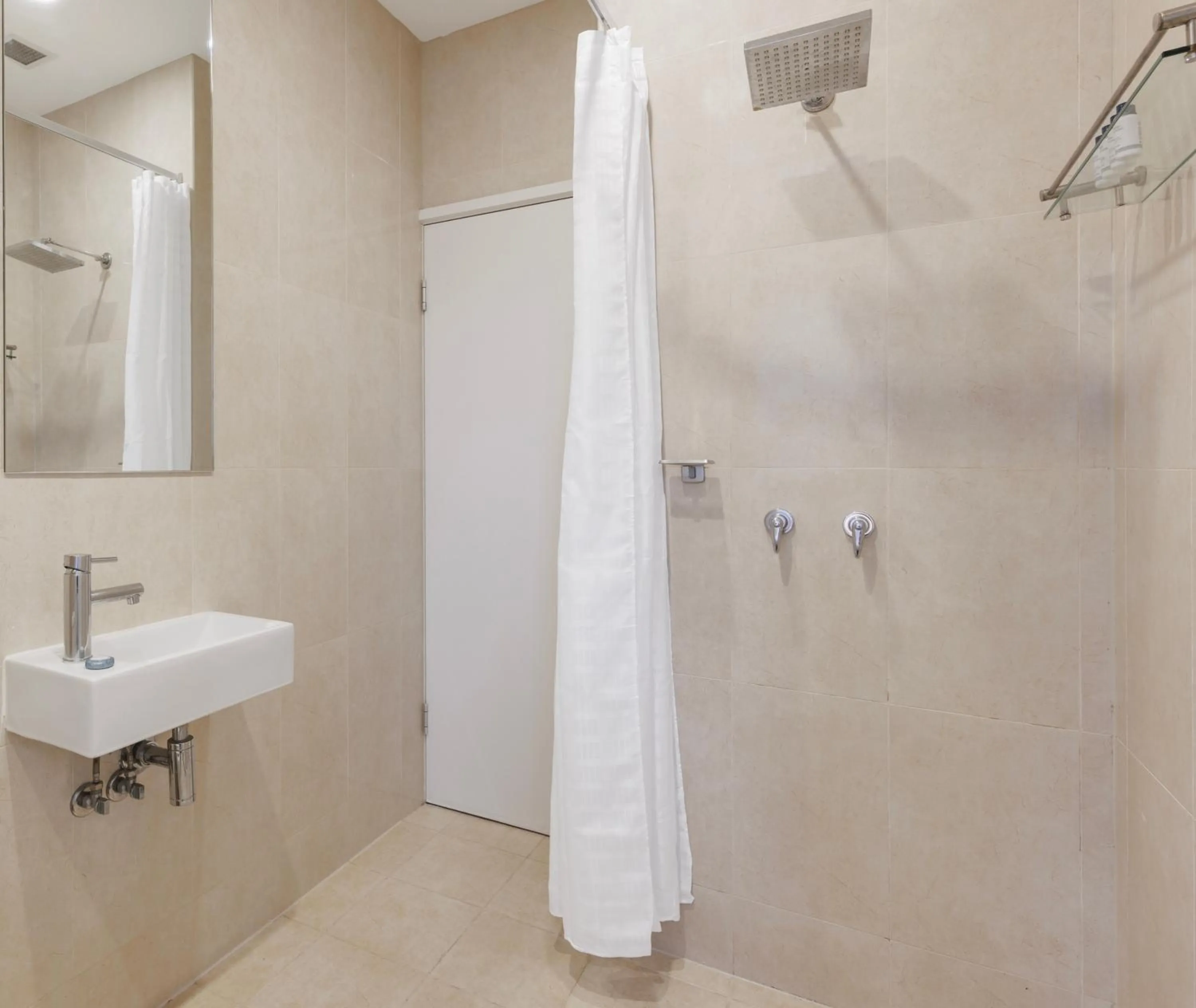 Bathroom in Oaks Melbourne on Collins Suites