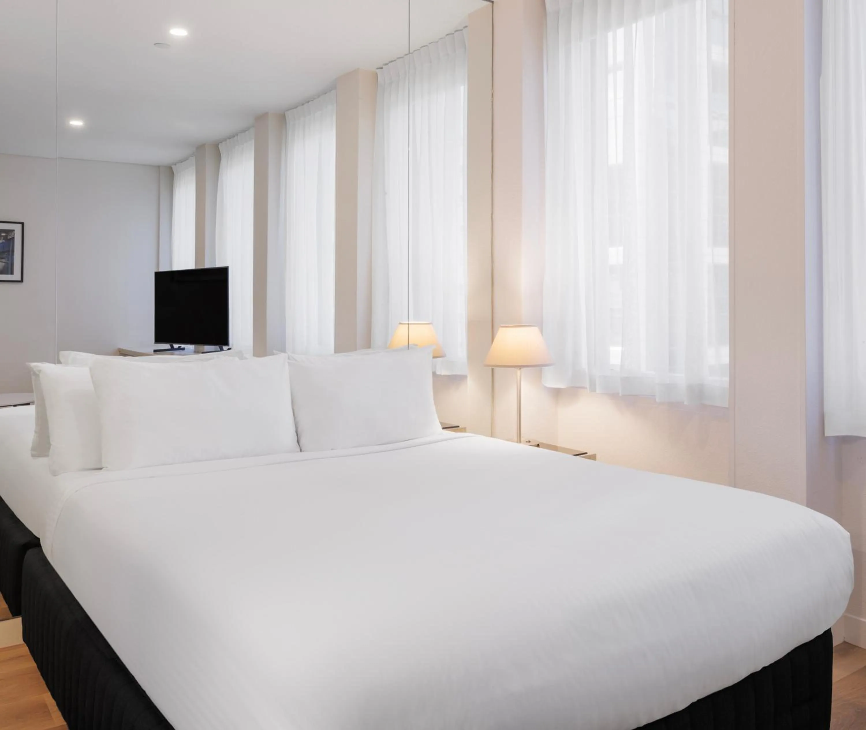 Bed in Oaks Melbourne on Collins Suites