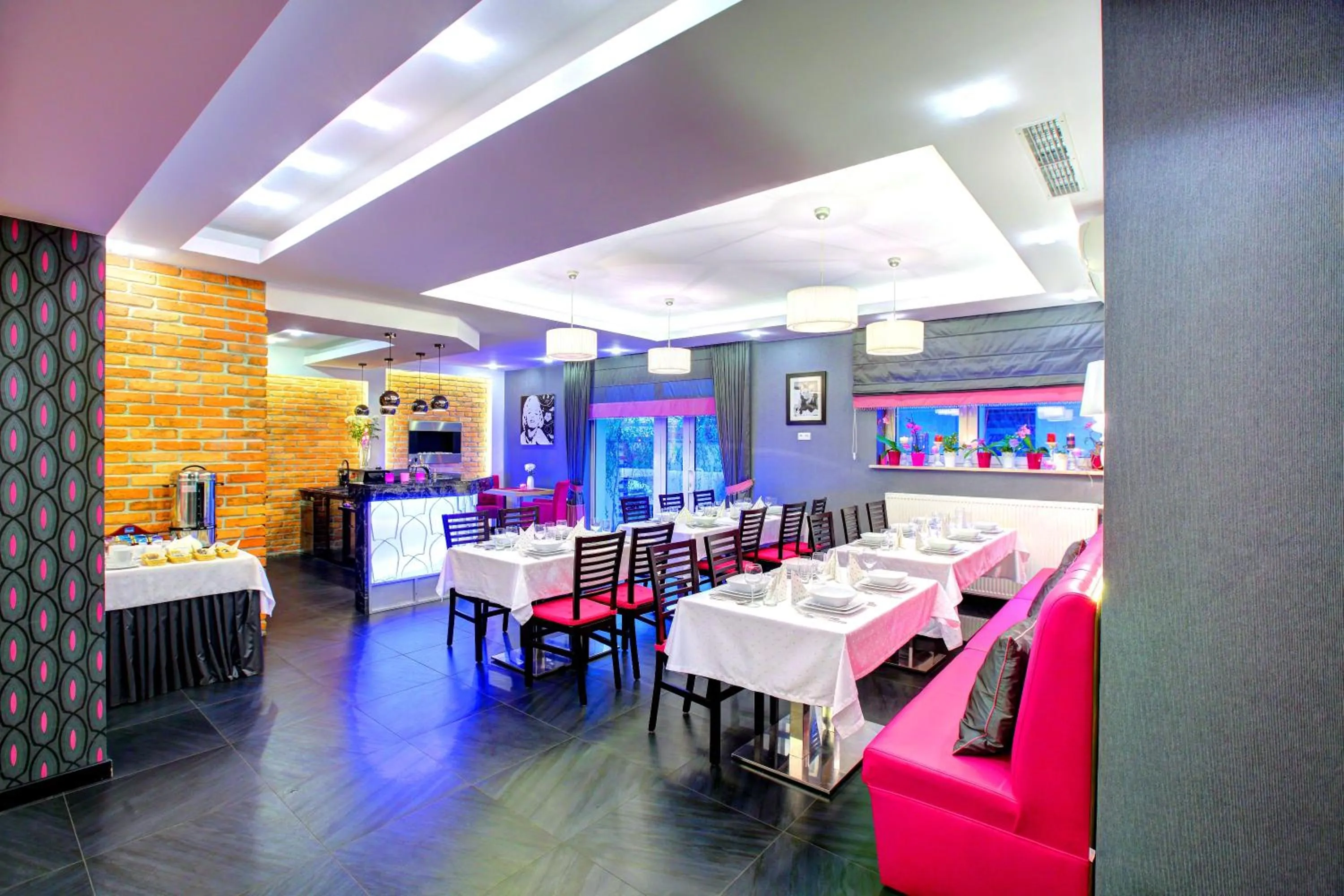 Restaurant/places to eat in Hostel Evotel