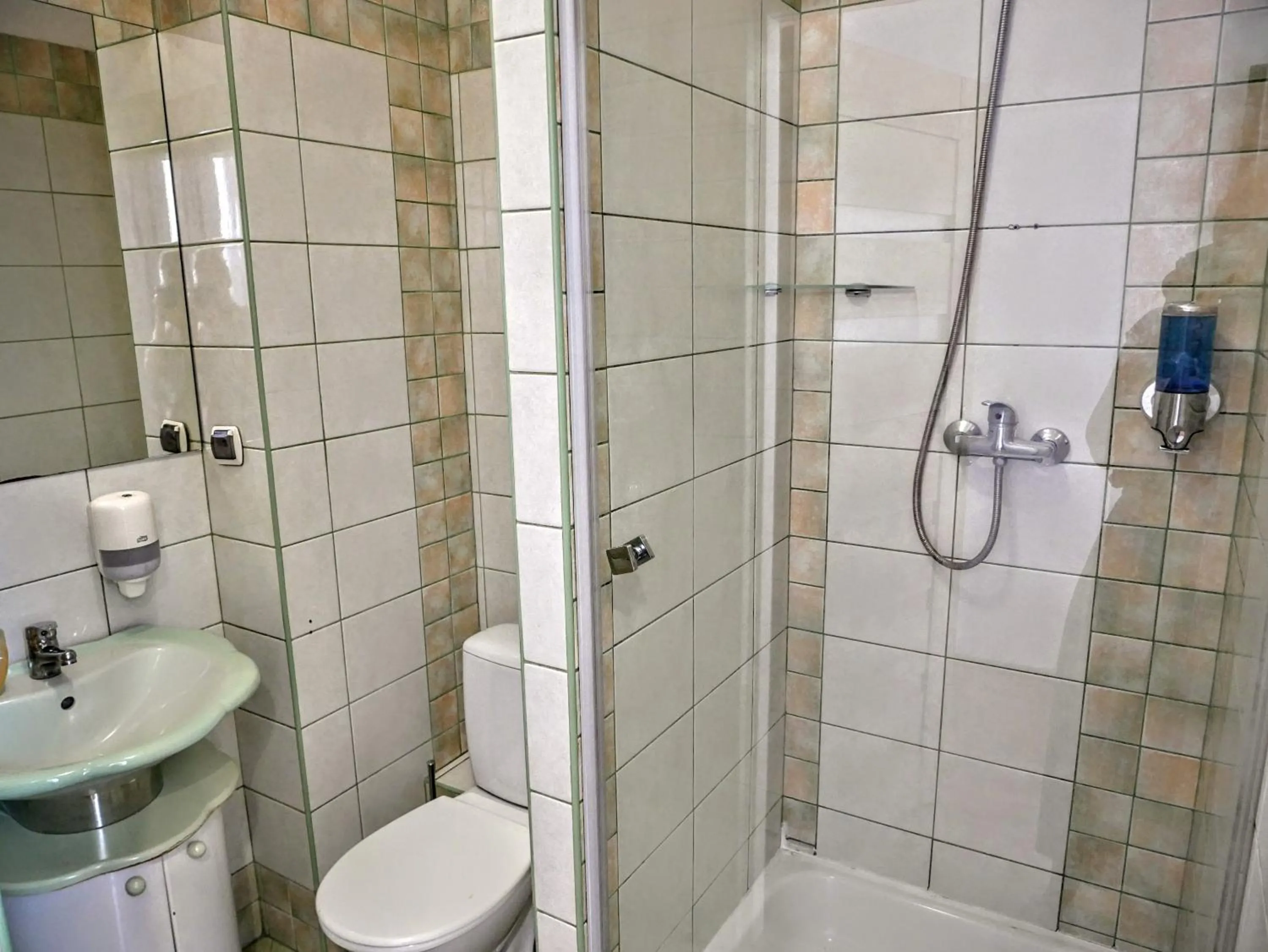 Shower in Hostel Evotel