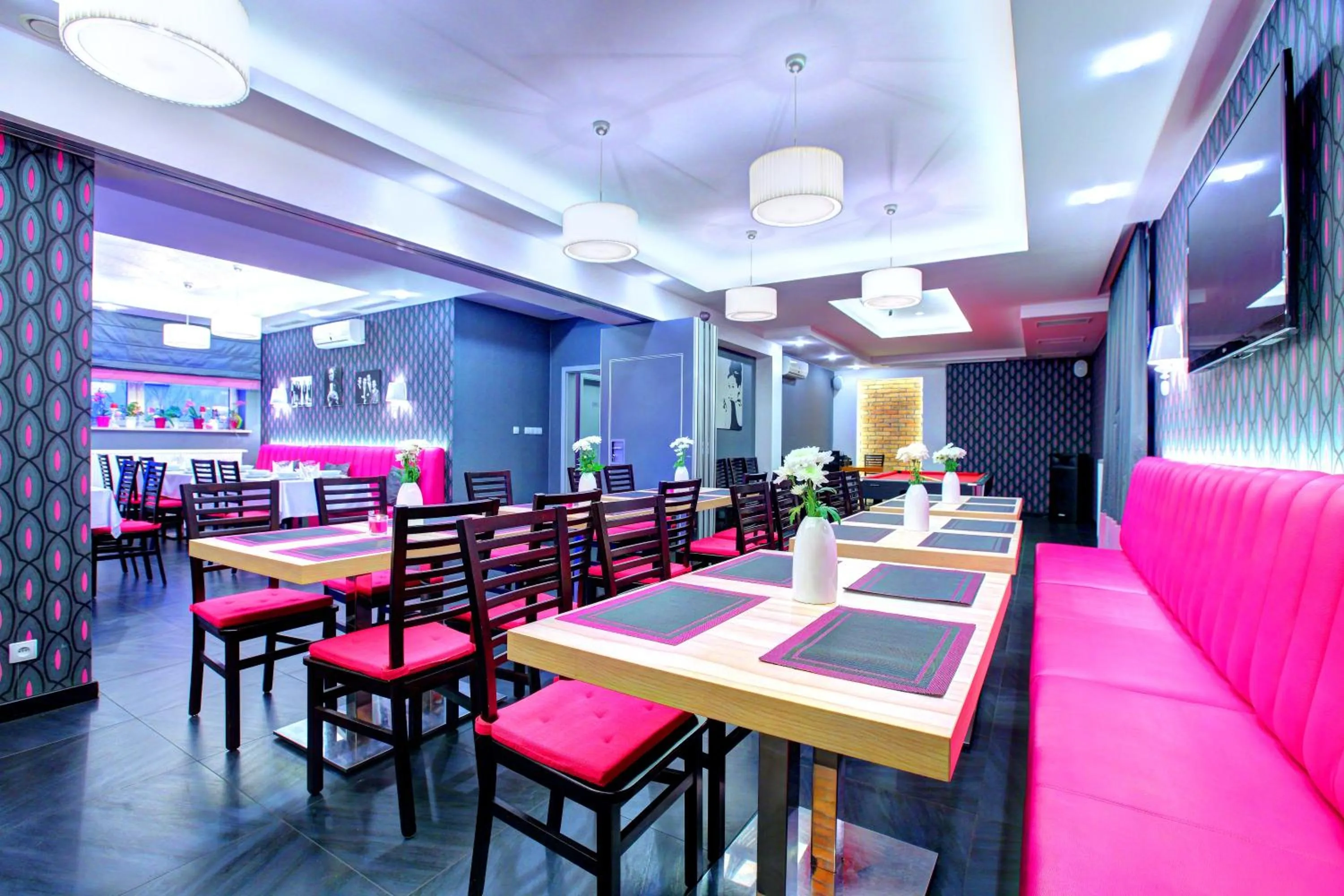 Restaurant/places to eat in Hostel Evotel