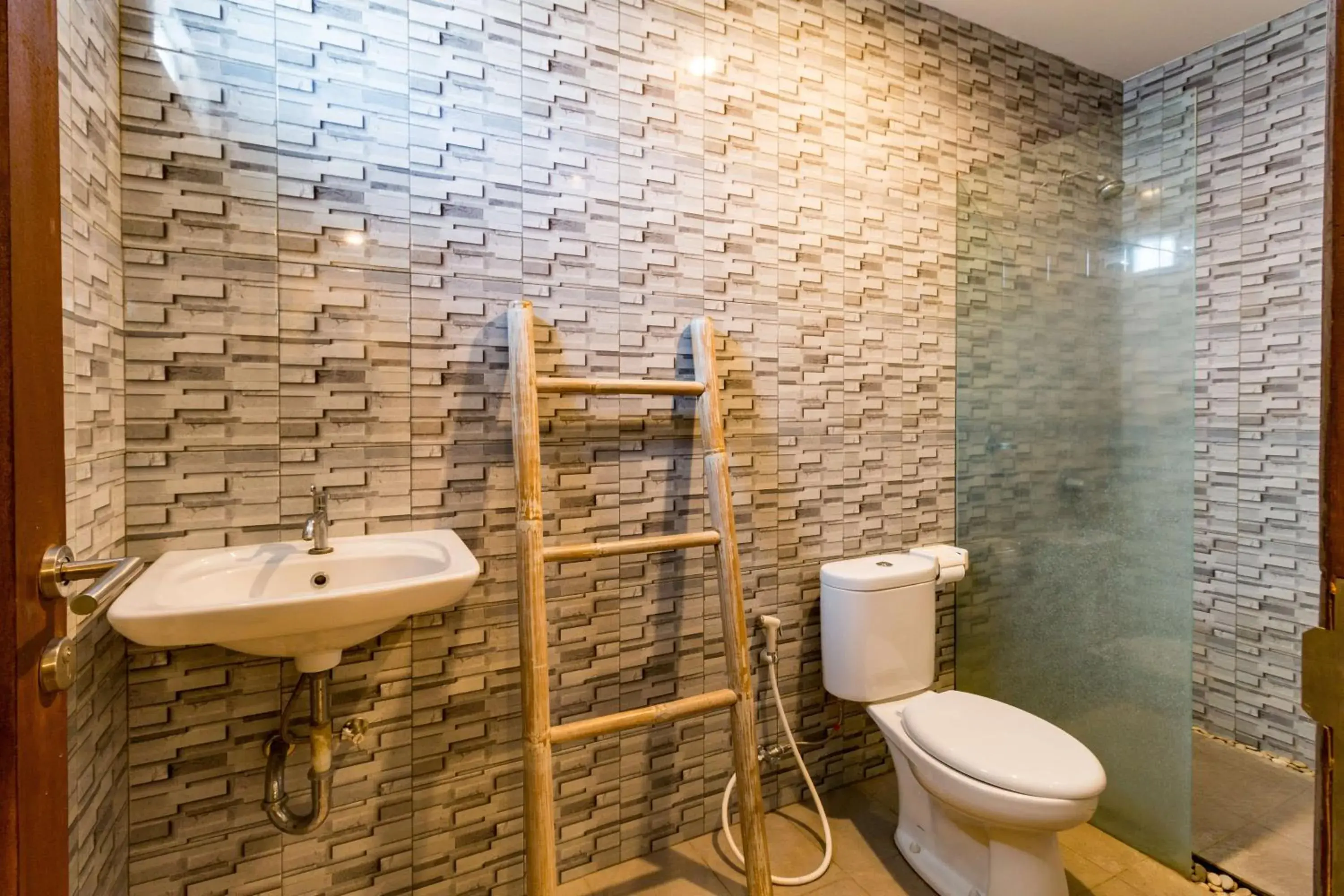Budget Double Room in Dicky Guest House Batu Bolong Budget Double Room in Dicky Guest House Batu Bolong