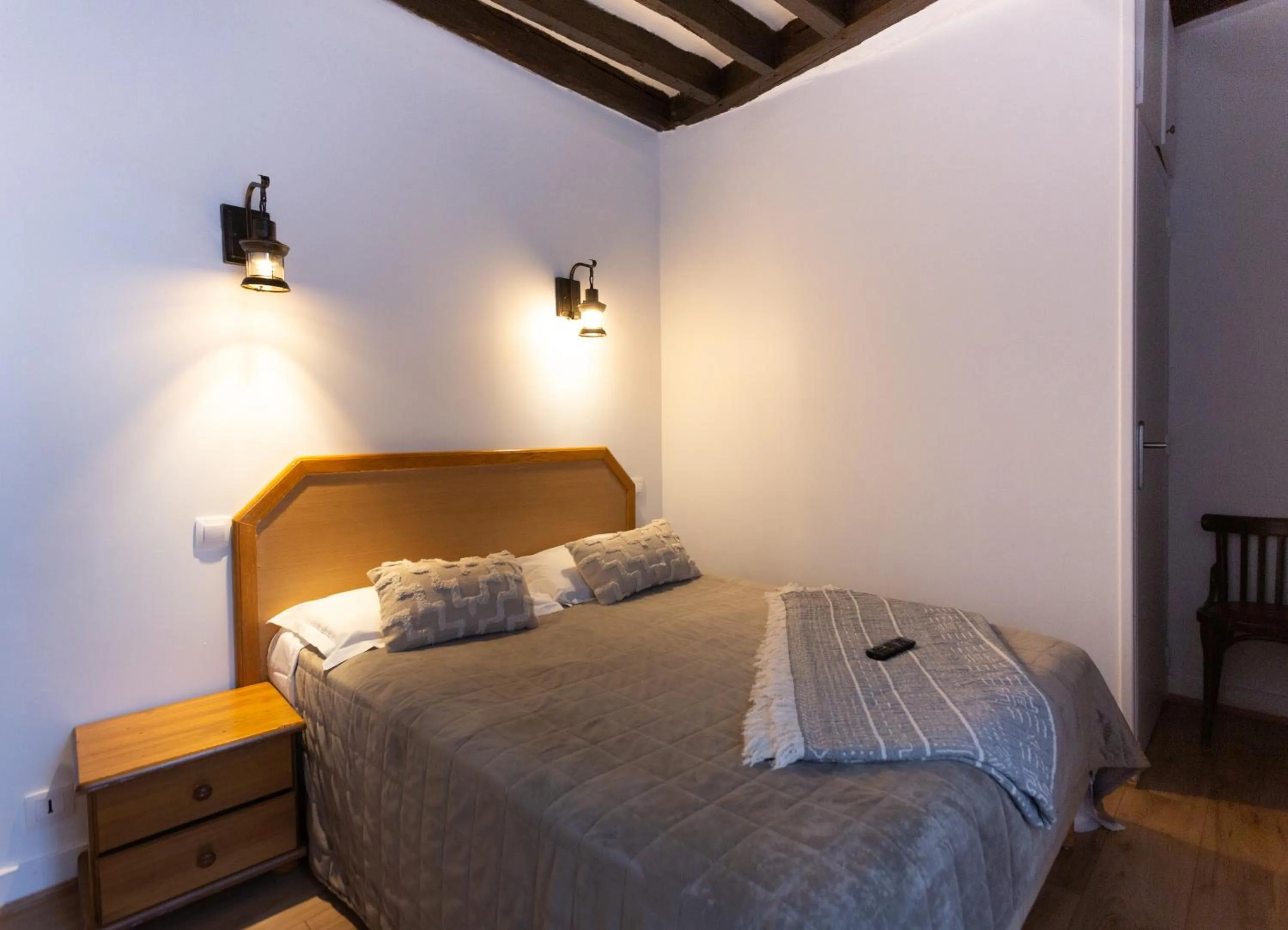 Bed in Hôtel Léonard de Vinci II