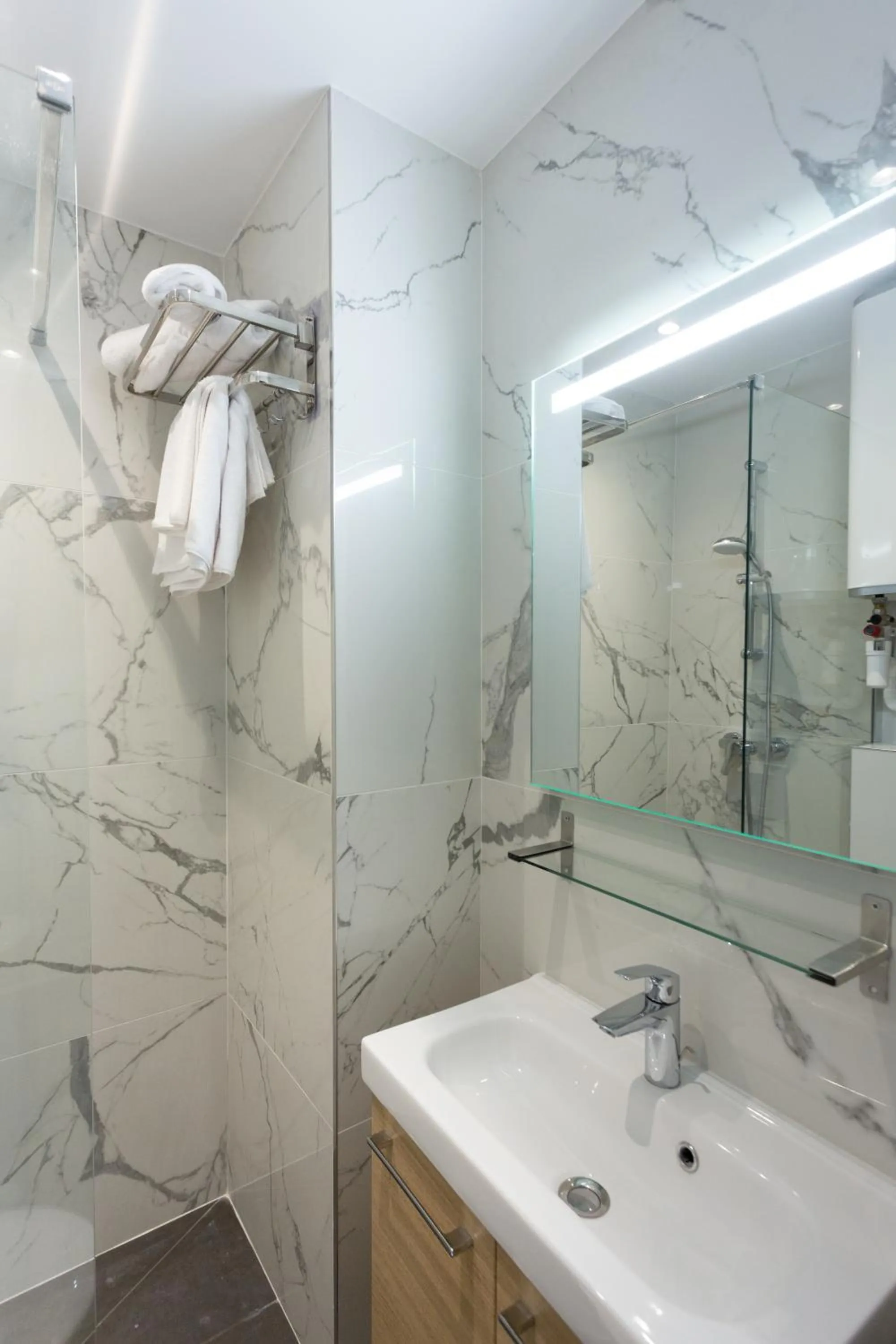 Bathroom in Hôtel Léonard de Vinci II