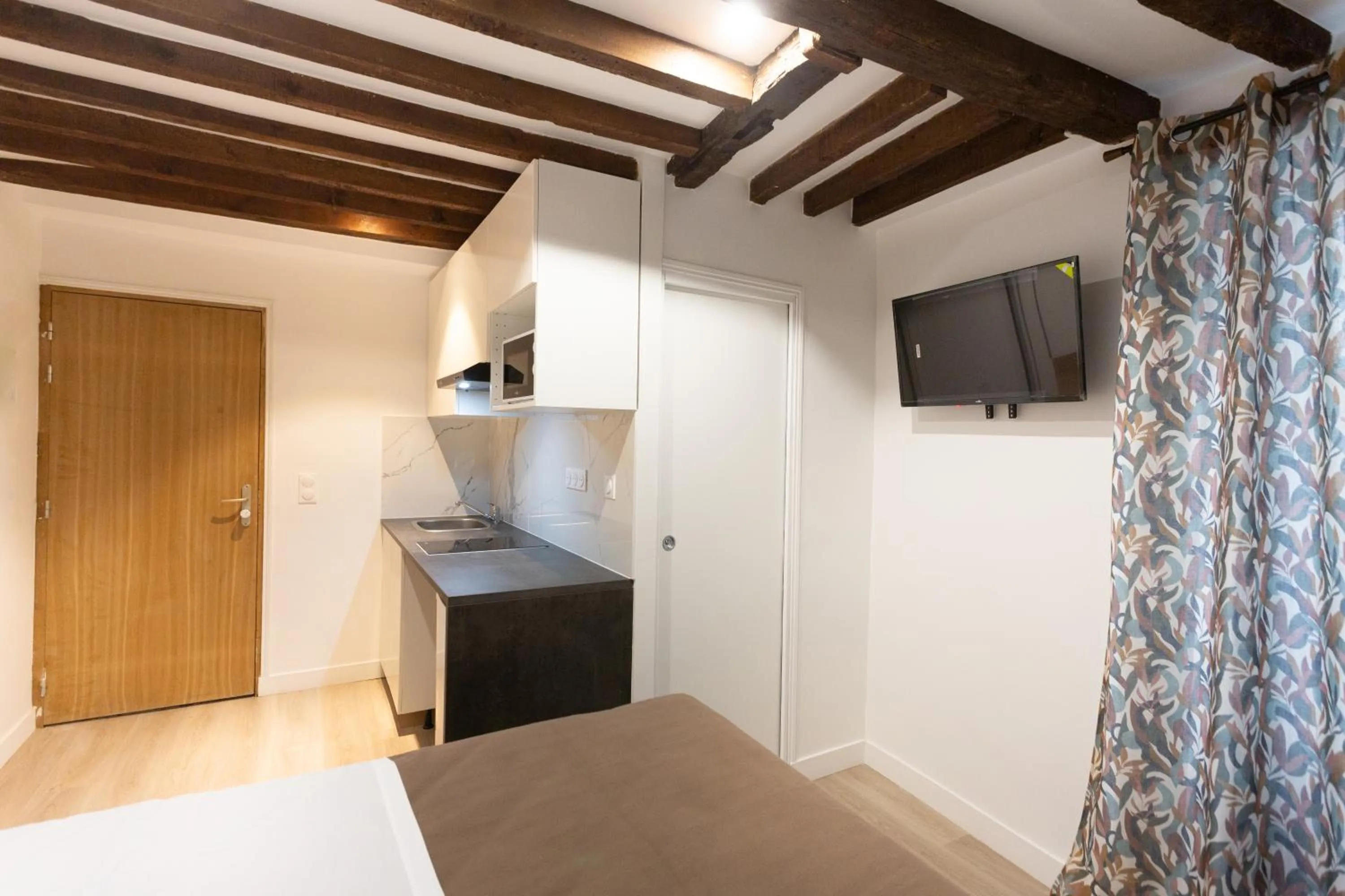 Kitchen or kitchenette in Hôtel Léonard de Vinci II