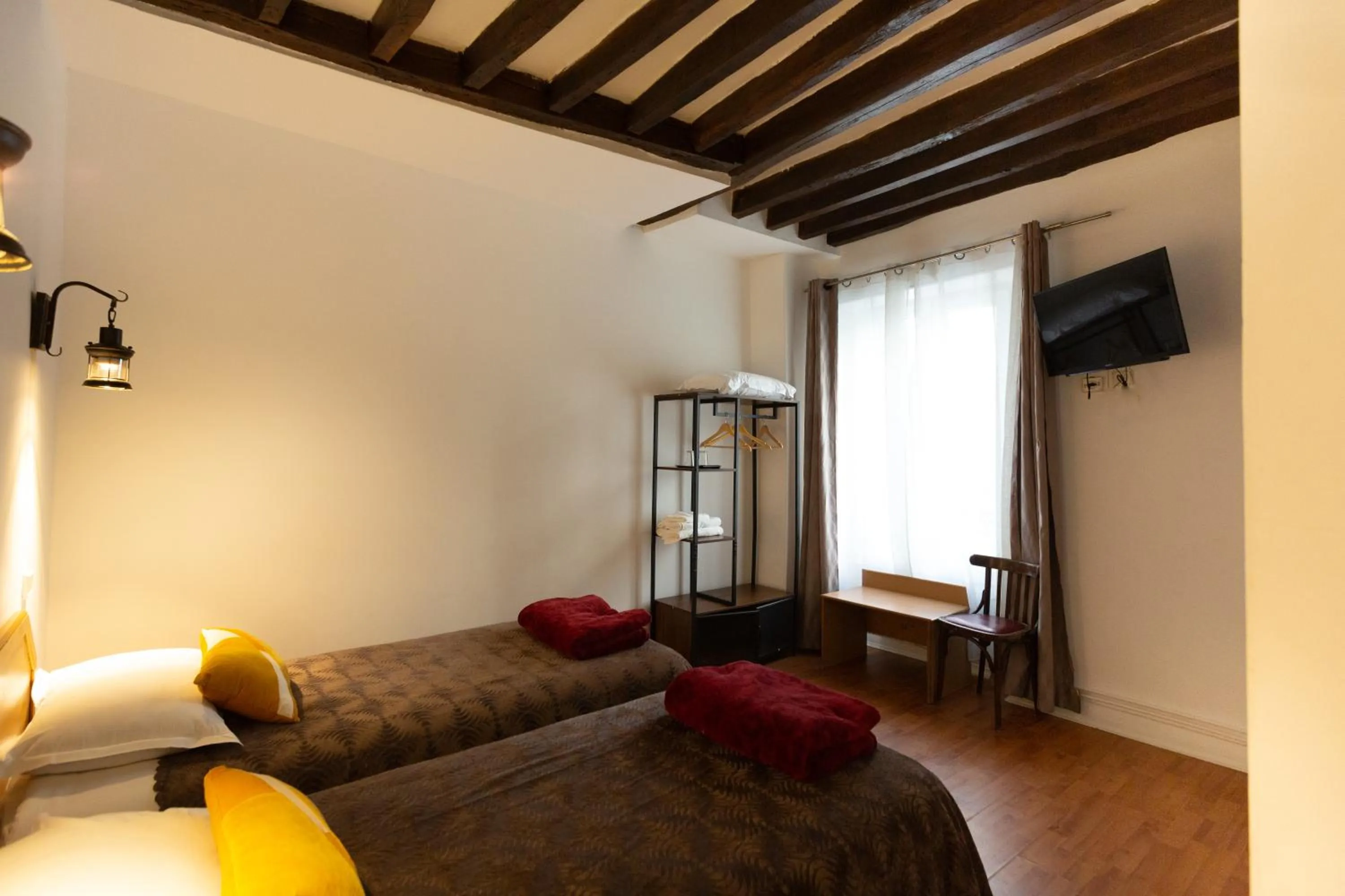 Bed in Hôtel Léonard de Vinci II