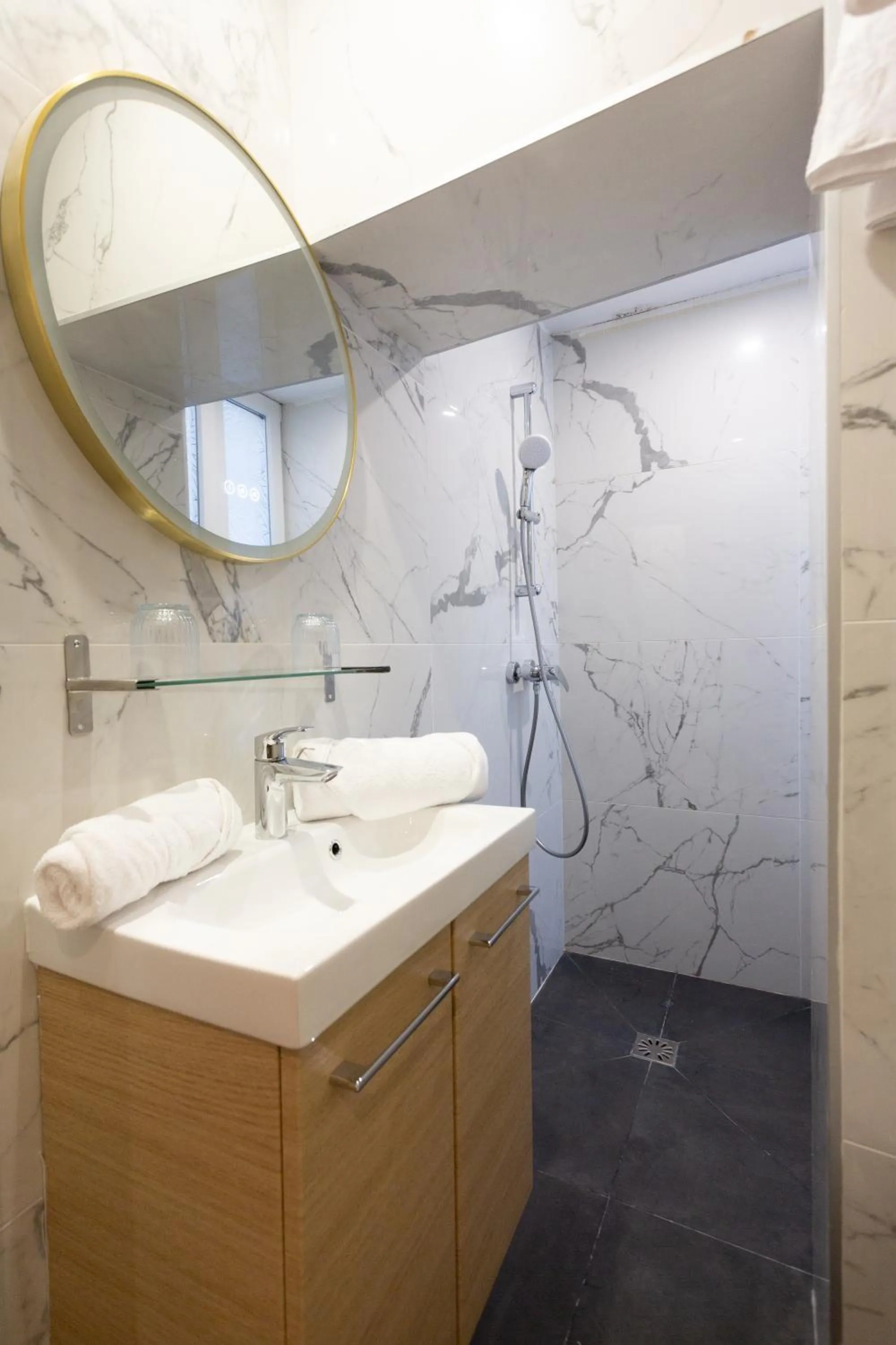 Bathroom in Hôtel Léonard de Vinci II