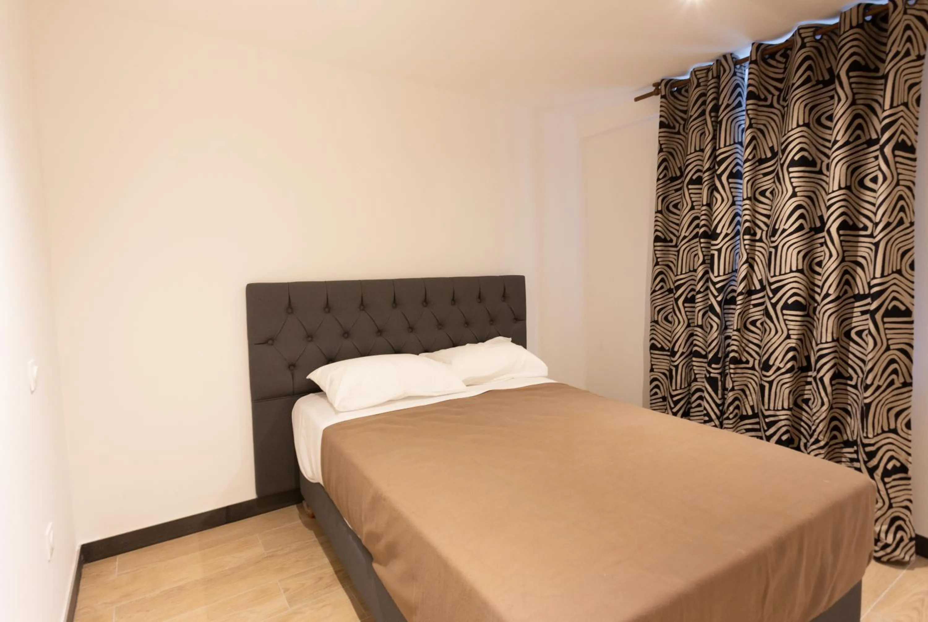 Bed in Hôtel Léonard de Vinci II