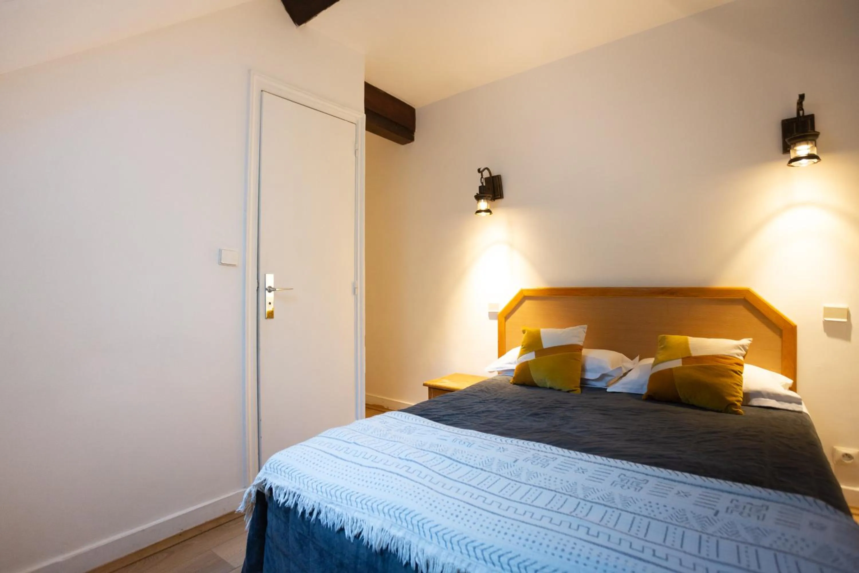 Bed in Hôtel Léonard de Vinci II