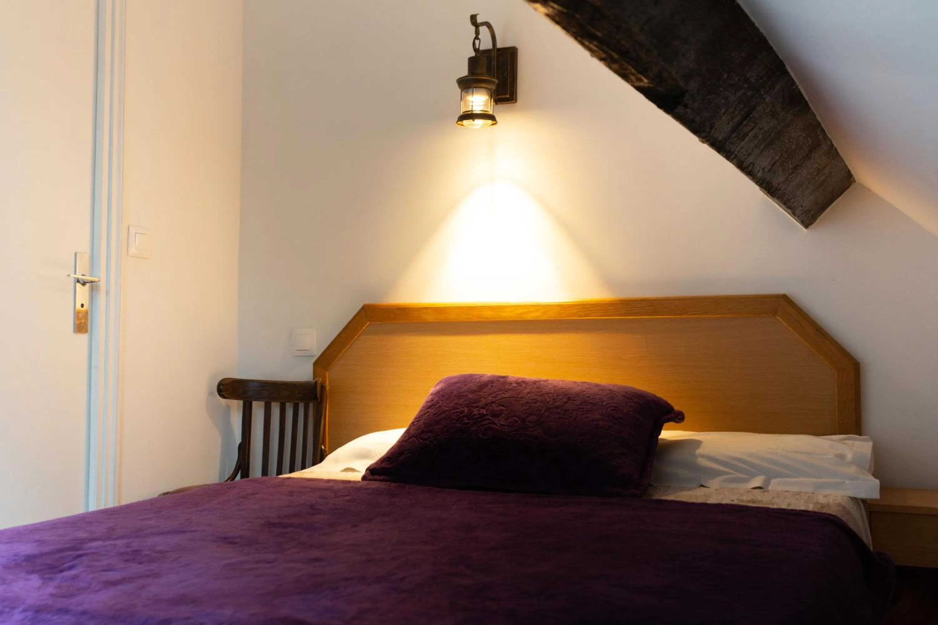 Bed in Hôtel Léonard de Vinci II