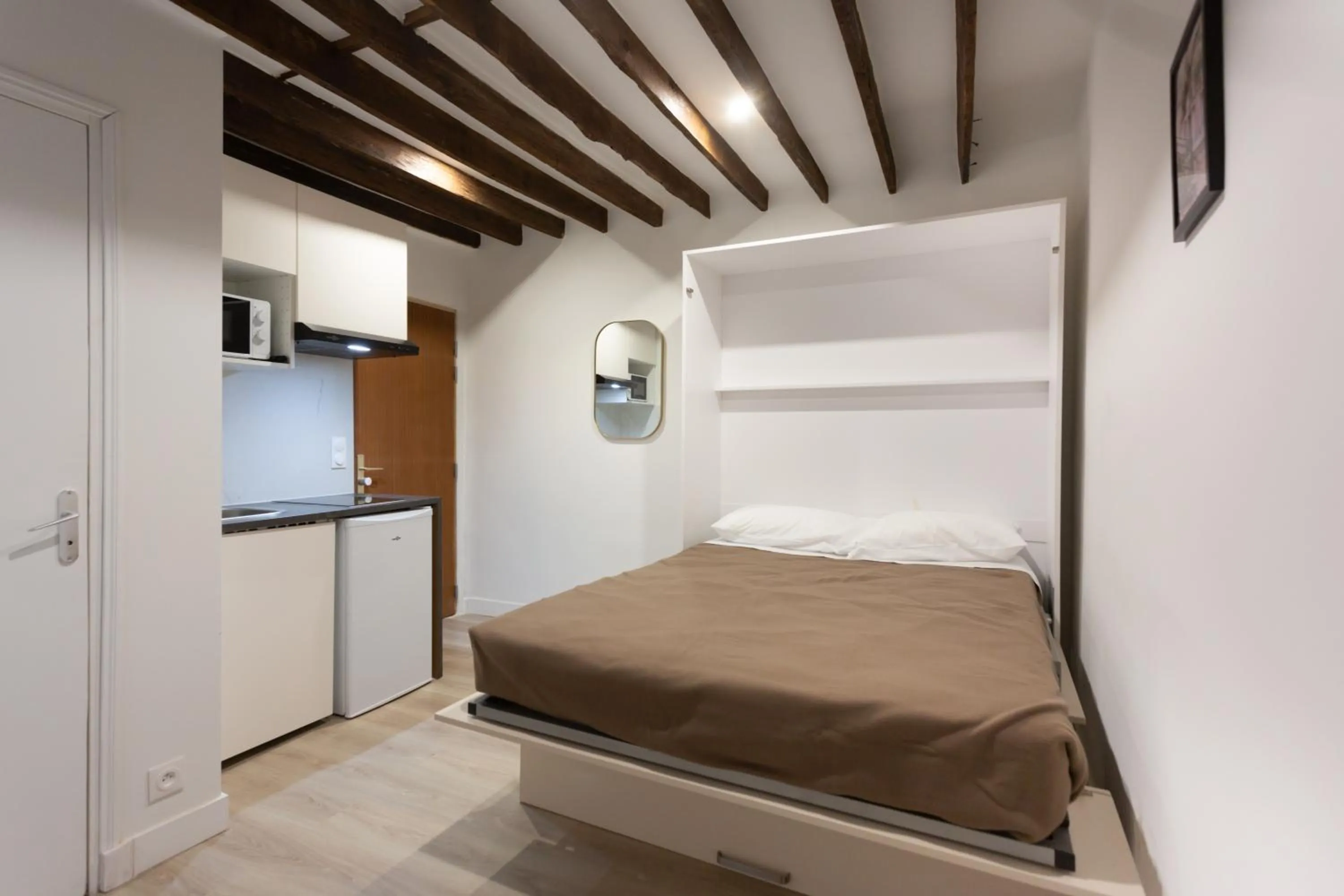 Bedroom, Bed in Hôtel Léonard de Vinci II