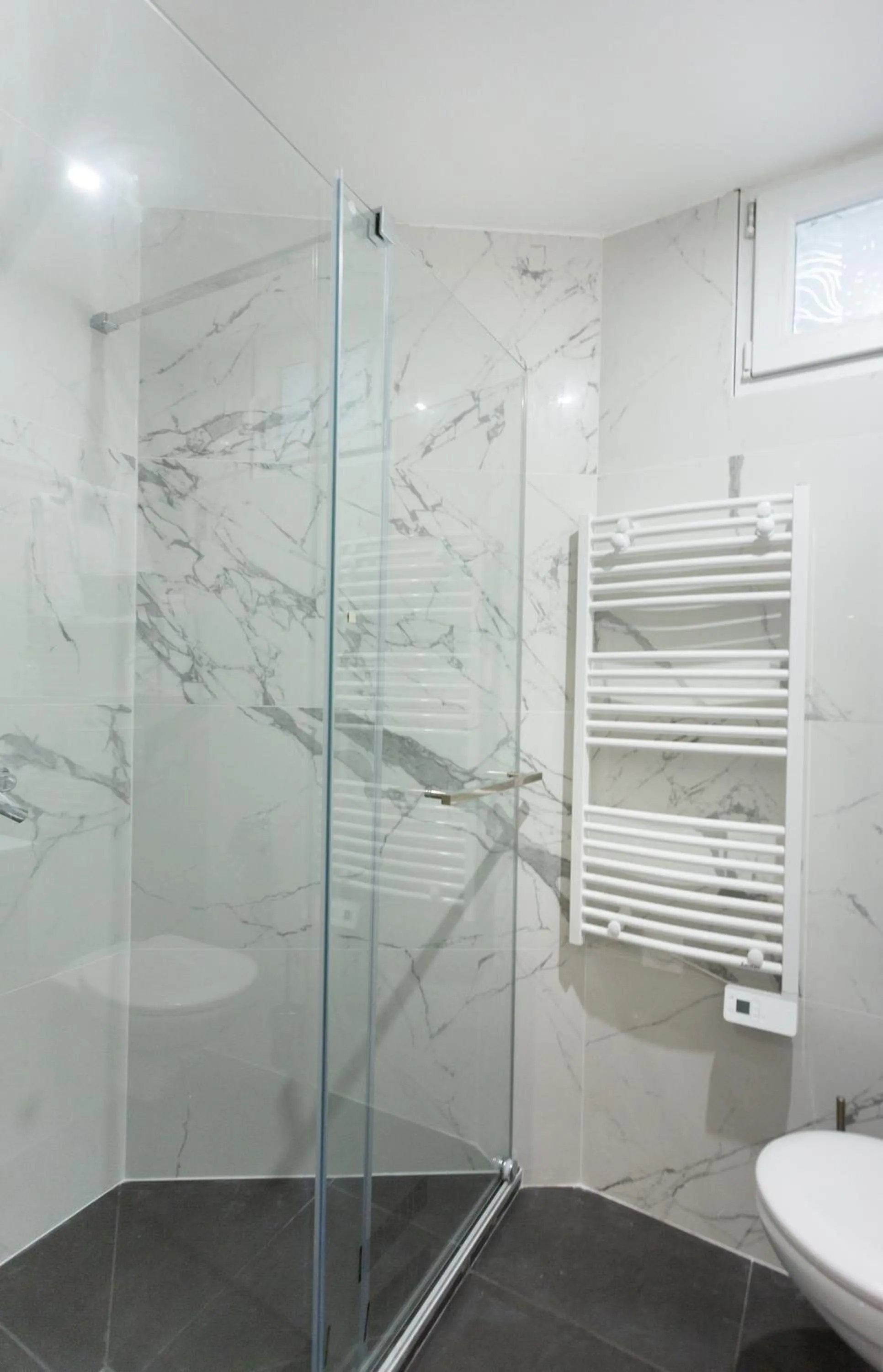 Bathroom in Hôtel Léonard de Vinci II