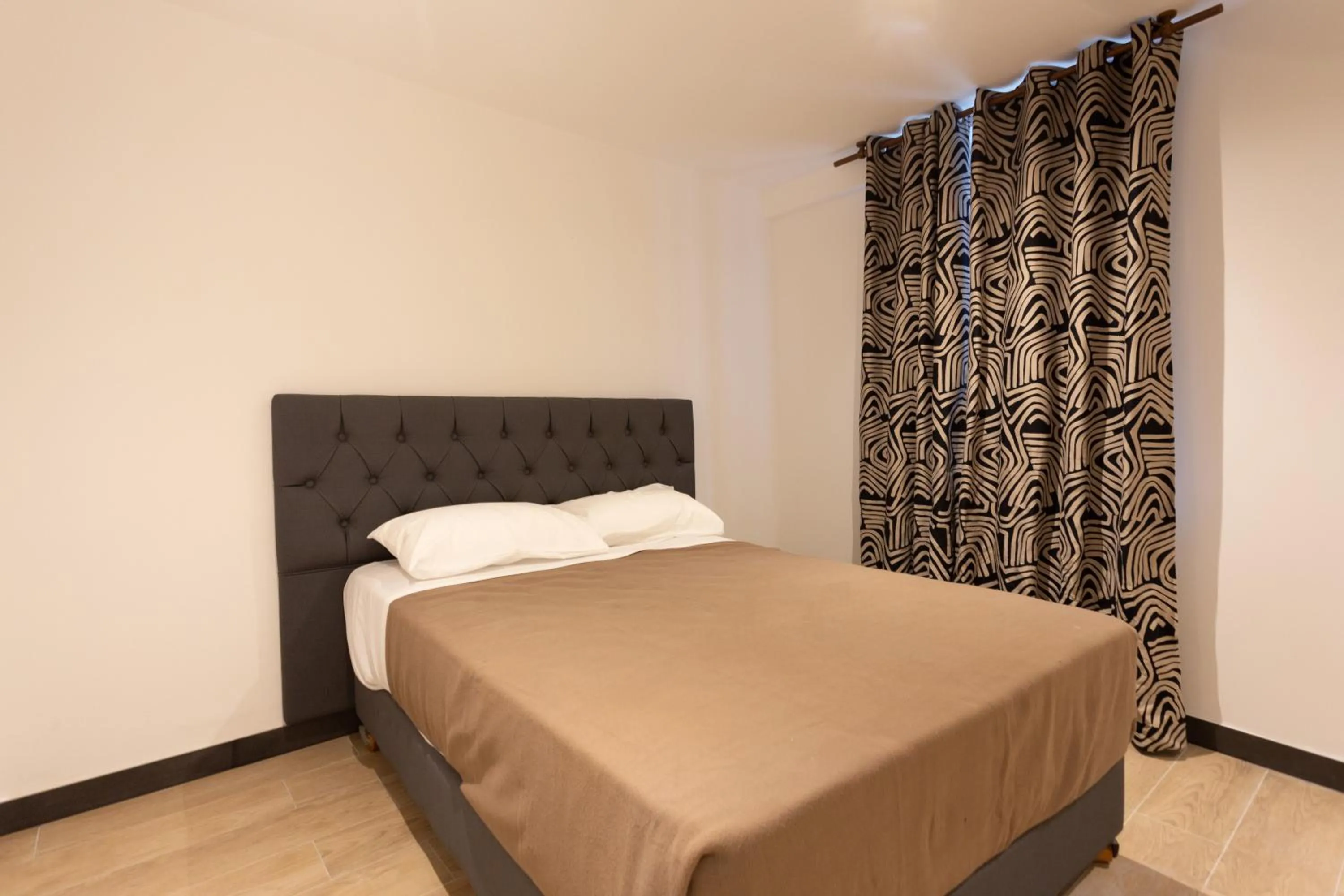 Bed in Hôtel Léonard de Vinci II