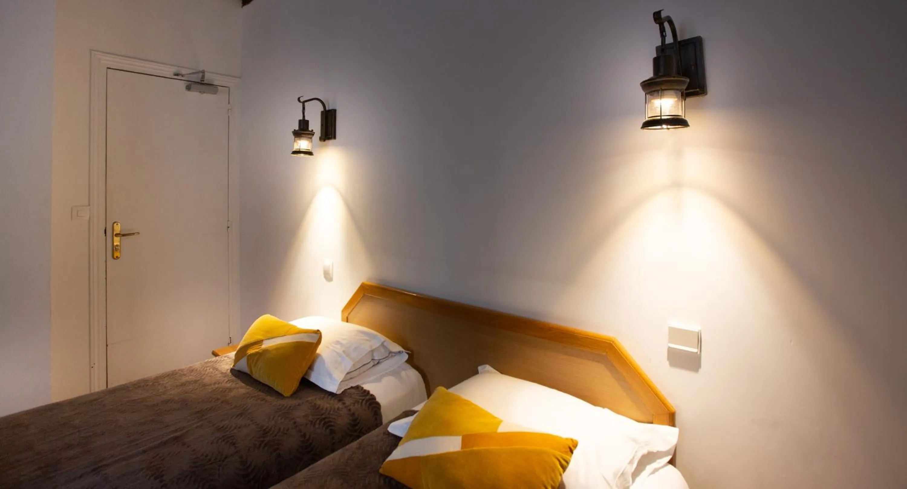 Bed in Hôtel Léonard de Vinci II