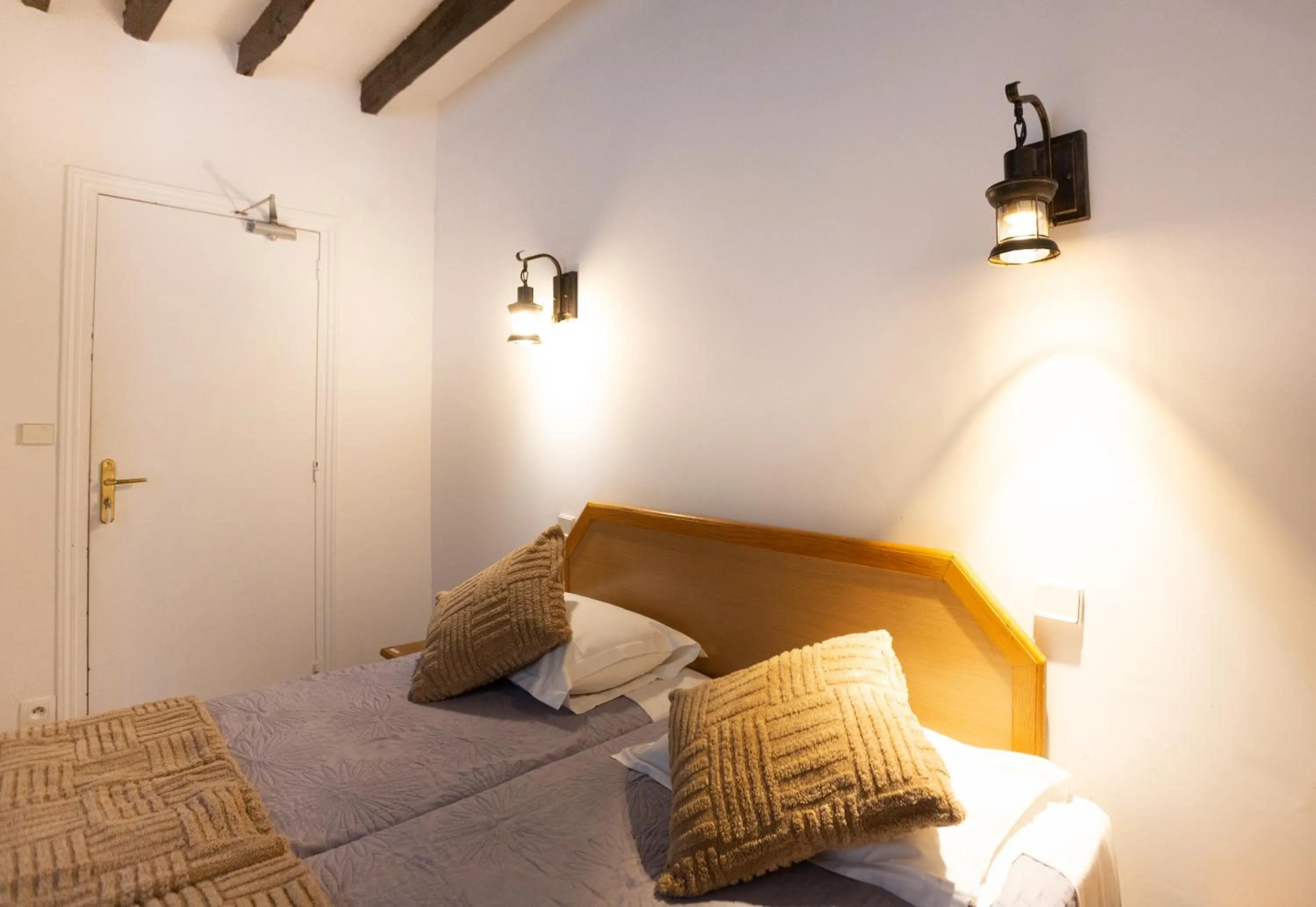 Bed in Hôtel Léonard de Vinci II