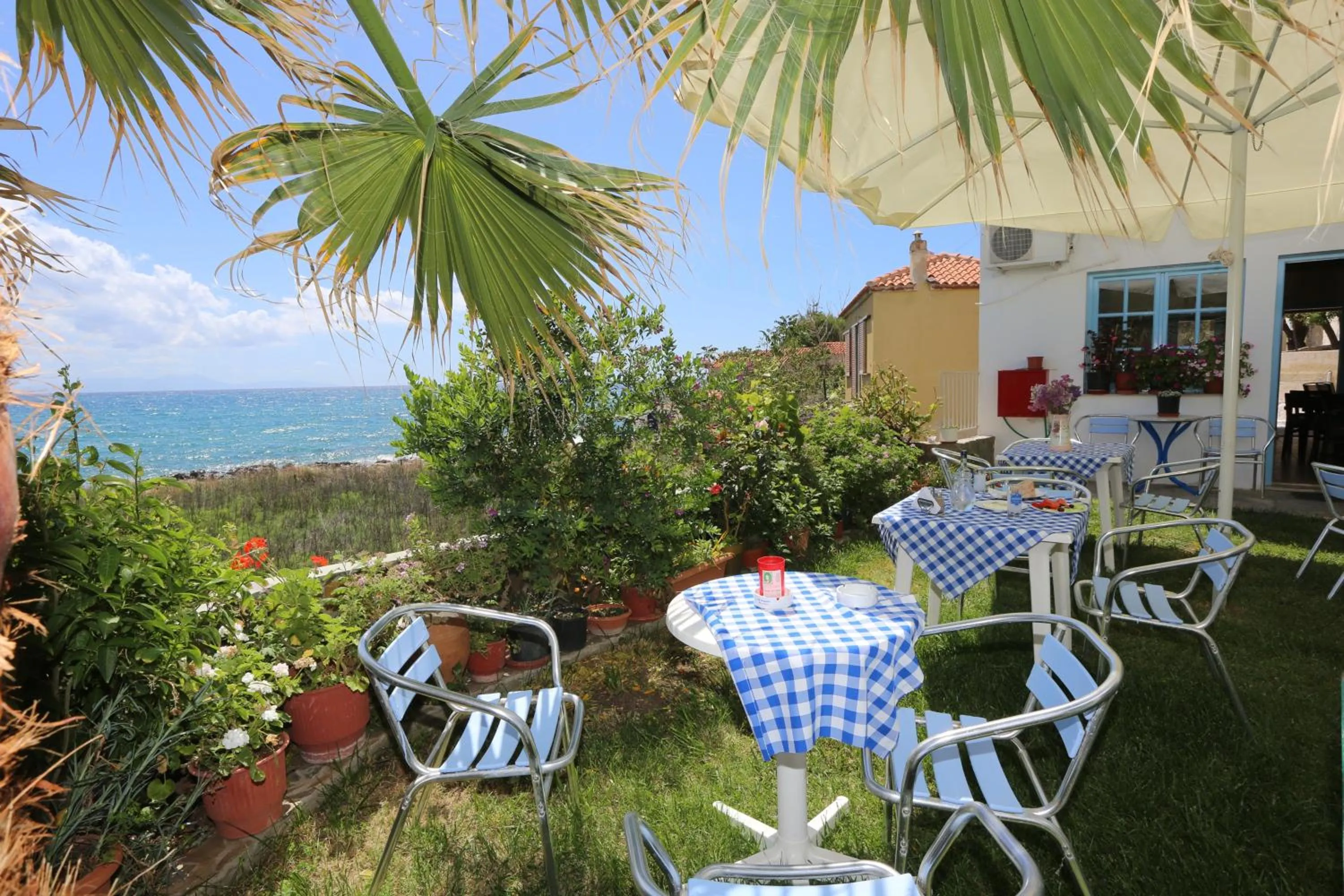 Restaurant/places to eat in Akrogiali Hotel