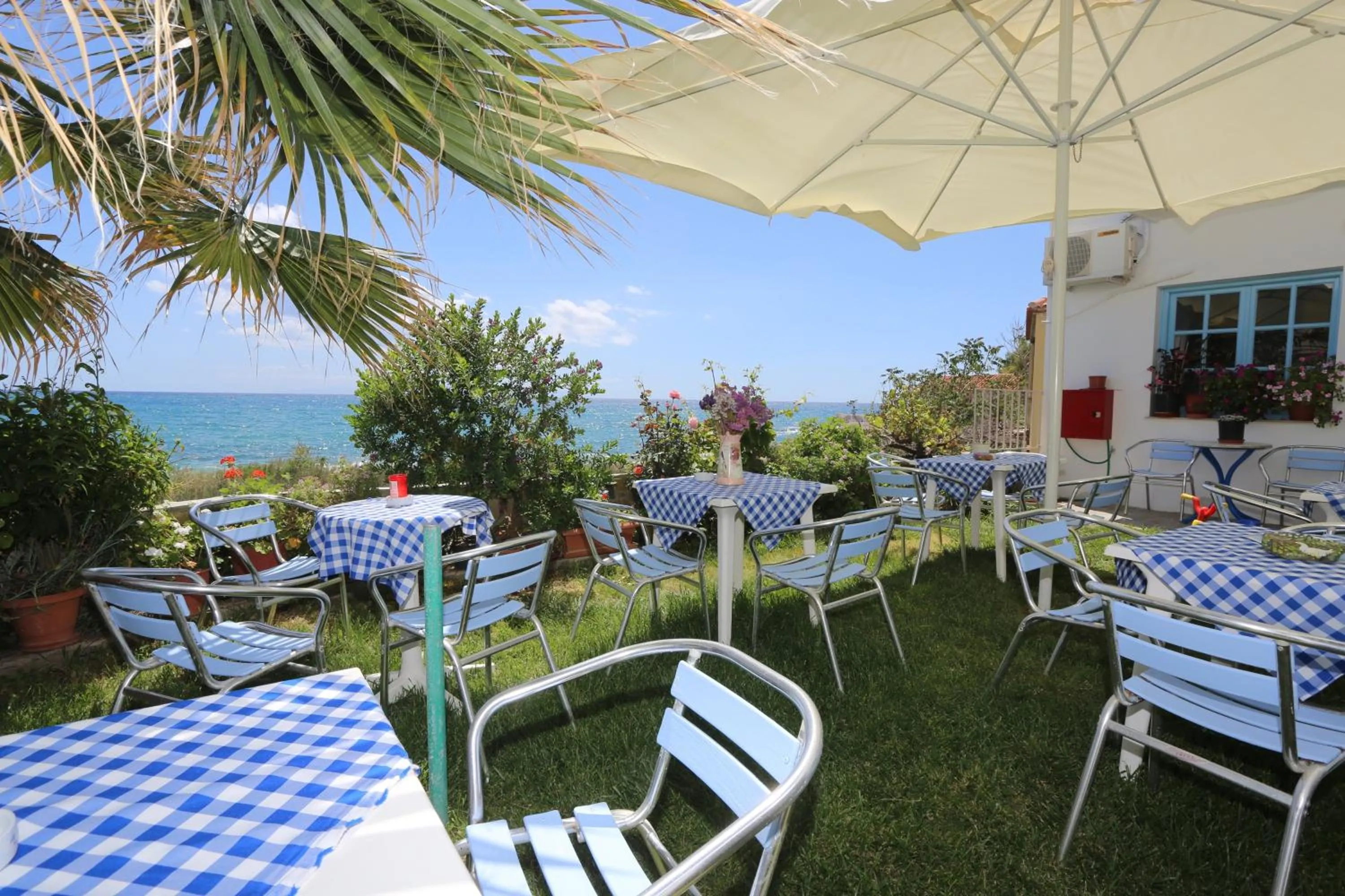 Restaurant/places to eat in Akrogiali Hotel