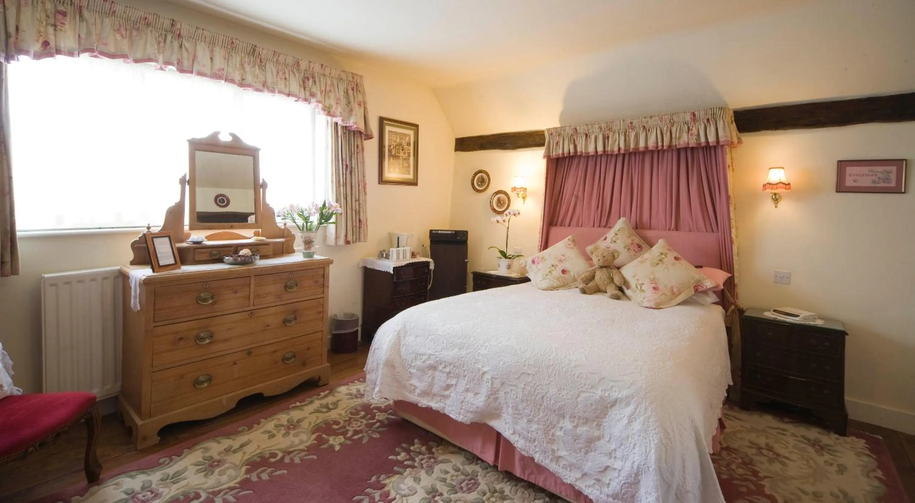 Photo of the whole room, Bed in Park Cottage